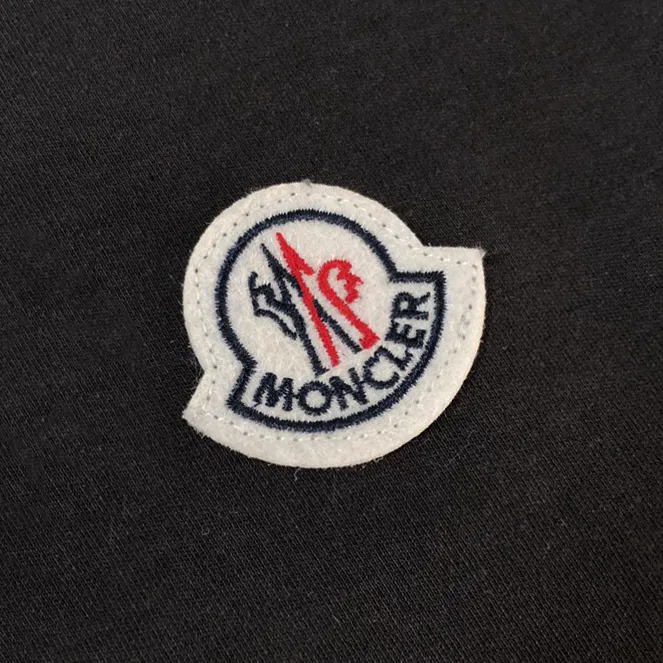 P180, a non-off-the-shelf model, you can trust it. Moncler printed long-sleeved T-shirt, 240g breathable cotton fabric, very soft and comfortable texture, does not shrink, does not deform, does not ball), can be worn alone as a base layer. Original customized accessories, collar label, care mark, hangtag, packaging (perfect details) Color: White Black Size: XS S M L