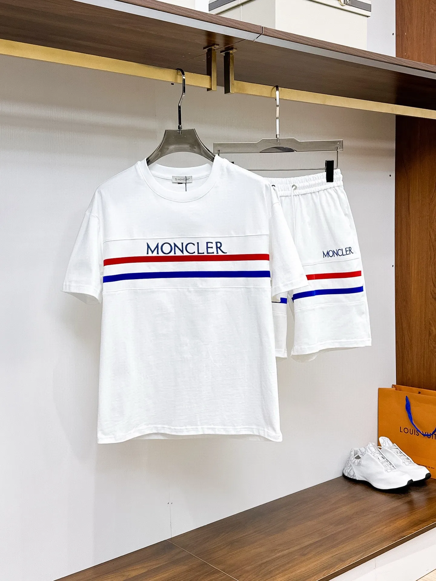 P560 Brand [MONCLER Mouth Covered] 2025 round neck short-sleeved shorts suit. The pure cotton fabric upper body will not be stuffy, the smooth and comfortable skin-friendly effect is more breathable, the fabric has its own texture, classic logo technology, a new interpretation from a unique angle, the first choice for fashion and versatility! Size: M-3XL (maximum wear: 190 pounds)