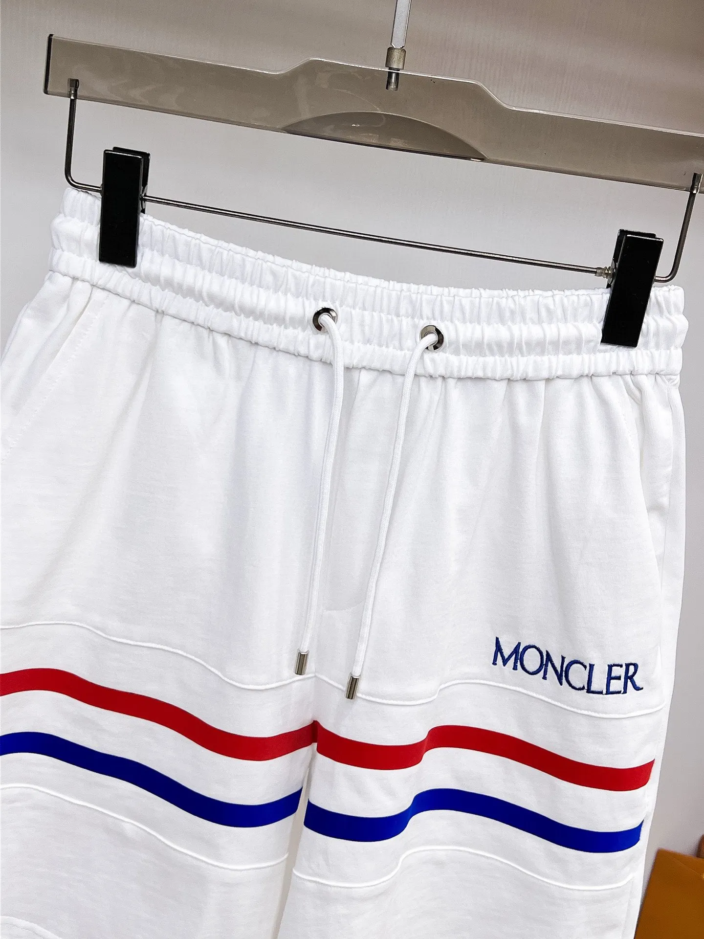 P560 Brand [MONCLER Mouth Covered] 2025 round neck short-sleeved shorts suit. The pure cotton fabric upper body will not be stuffy, the smooth and comfortable skin-friendly effect is more breathable, the fabric has its own texture, classic logo technology, a new interpretation from a unique angle, the first choice for fashion and versatility! Size: M-3XL (maximum wear: 190 pounds)