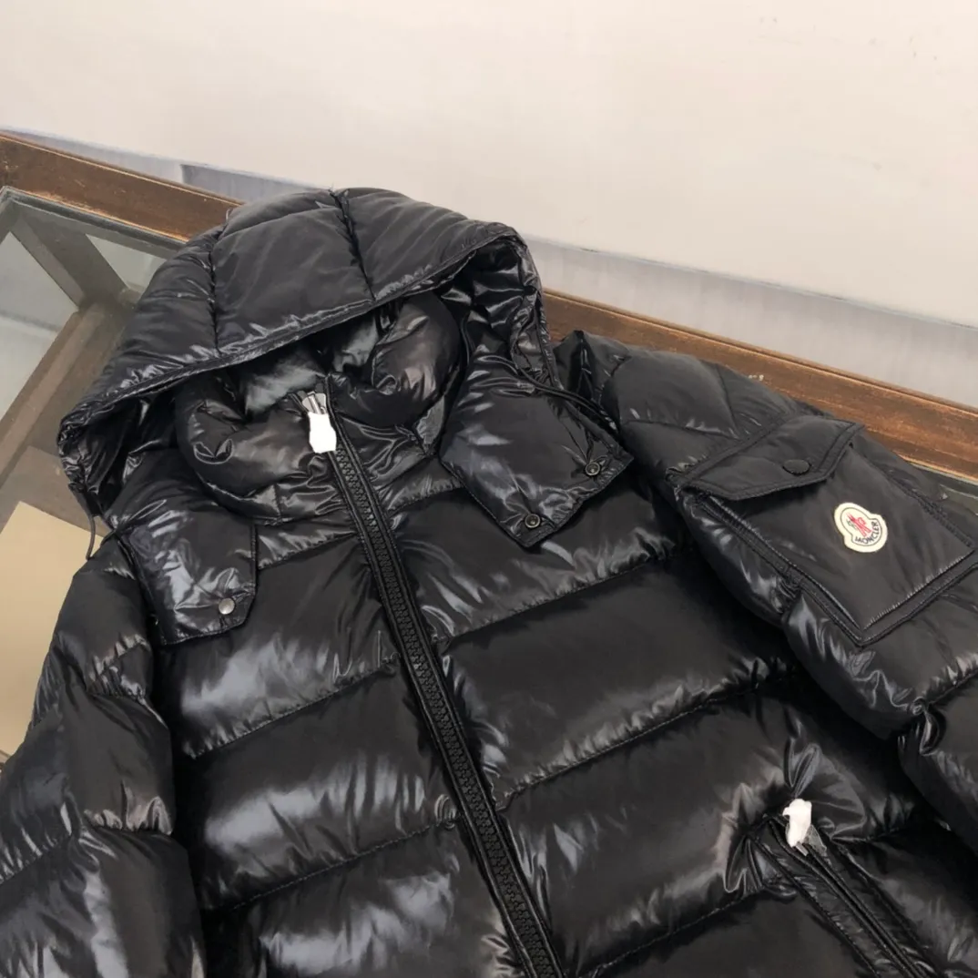 P700 (Higher version, black with gray bottom ✅Same style for men and women) MONCLER Men's classic MAYA velvet and thickened upgraded version down jacket, all made of 90 velvet, 📢 The MON family must release a single product every year. Many celebrities have had the same style on the street. It has a slim fit, three-dimensional tailoring of shoulders, flap pockets on the sleeves and arms, and the free conversion of hood collar and stand-up collar. These characteristic elements have been retained, but this season's MAYA has obviously upgraded in color matching. Every color is outstanding in the classic color system. It is filled with 90 white duck down, which is as warm as ever. Color and size: classic black (black bottom) Gray bottom 1-6) Pink (0-3) White (1-5) Gray (1-5) Avocado green (1-5) Midnight blue (1-6) Olive green (1-6)