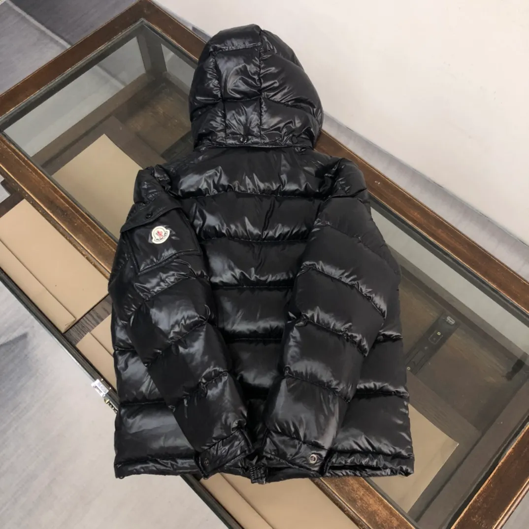 P700 (Higher version, black with gray bottom ✅Same style for men and women) MONCLER Men's classic MAYA velvet and thickened upgraded version down jacket, all made of 90 velvet, 📢 The MON family must release a single product every year. Many celebrities have had the same style on the street. It has a slim fit, three-dimensional tailoring of shoulders, flap pockets on the sleeves and arms, and the free conversion of hood collar and stand-up collar. These characteristic elements have been retained, but this season's MAYA has obviously upgraded in color matching. Every color is outstanding in the classic color system. It is filled with 90 white duck down, which is as warm as ever. Color and size: classic black (black bottom) Gray bottom 1-6) Pink (0-3) White (1-5) Gray (1-5) Avocado green (1-5) Midnight blue (1-6) Olive green (1-6)