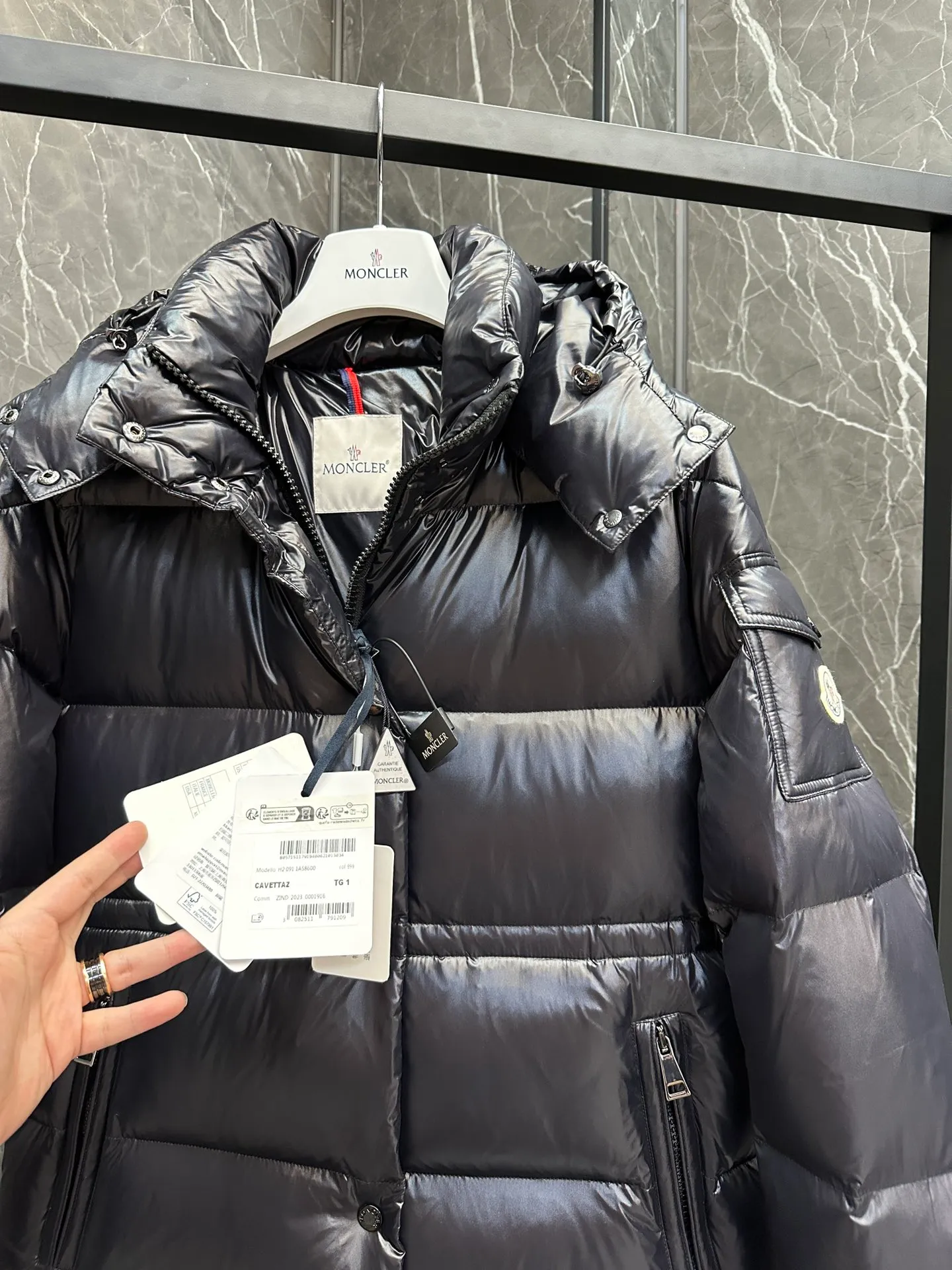 P840 Premium down ⬆️Moncler Cavettaz long women's down jacket jacket. 480g duck down filling ❗️❗️❗️ A walking duvet. Kill all low-end duck down shriveled versions. High-end exclusive. Dedicated to high-demand fairies with obsessive-compulsive disorder. The Cavettaz women's long down jacket is made of iconic nylon laqué fabric and is designed to cope with various environments.  The Cavettaz down jacket features a classic shape and checkered quilting for a simple yet distinct aesthetic. This long piece is made from nylon laqué fabric, giving it the instantly recognizable signature of the brand. Details Made of nylon laqué Nylon laqué lining Filled with down Removable hood Zipper and snap closure Zippered pockets Adjustable cuffs Elastic waist and hem Size: 1234 Black White 123 Fairy