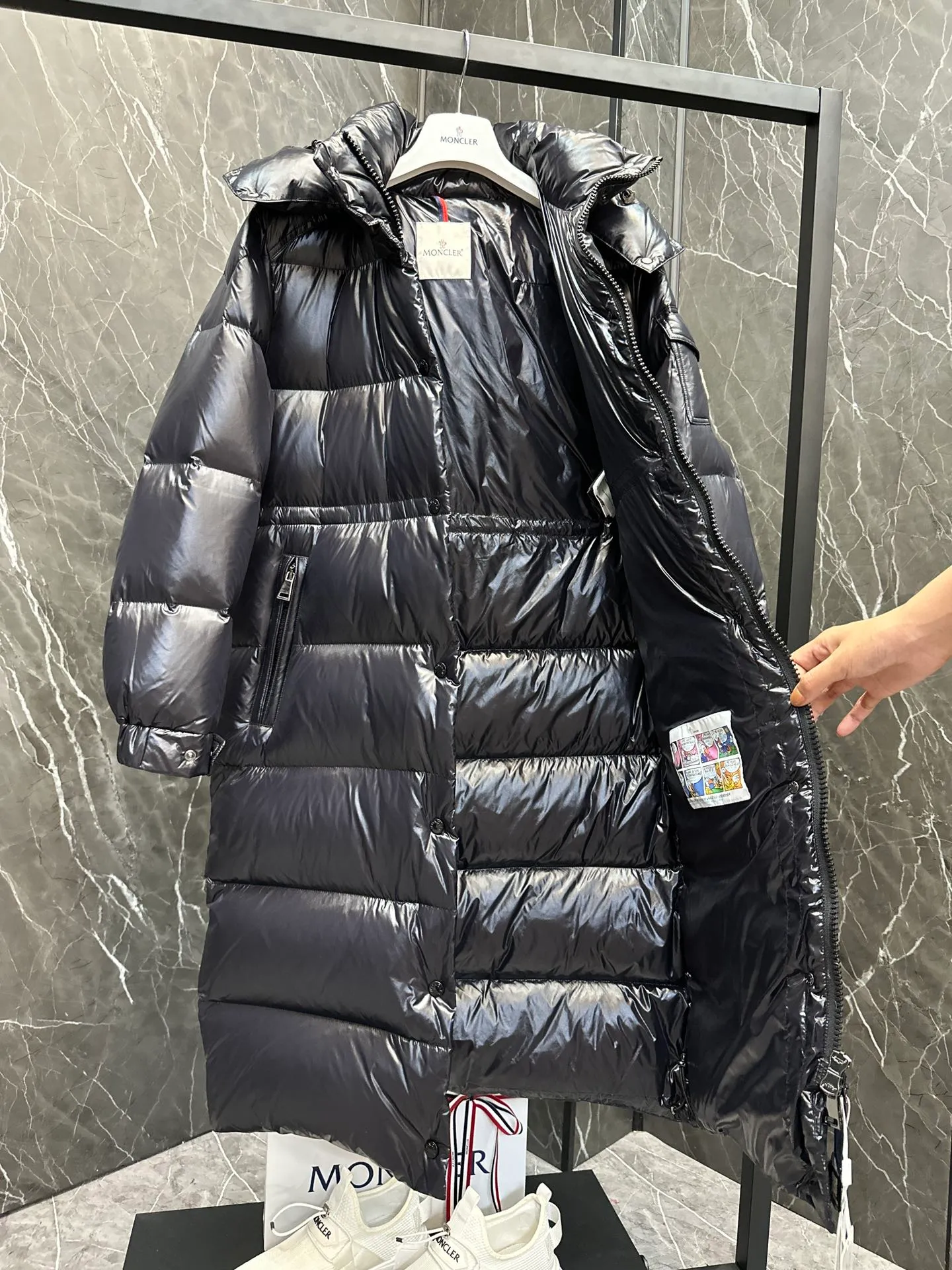 P840 Premium down ⬆️Moncler Cavettaz long women's down jacket jacket. 480g duck down filling ❗️❗️❗️ A walking duvet. Kill all low-end duck down shriveled versions. High-end exclusive. Dedicated to high-demand fairies with obsessive-compulsive disorder. The Cavettaz women's long down jacket is made of iconic nylon laqué fabric and is designed to cope with various environments.  The Cavettaz down jacket features a classic shape and checkered quilting for a simple yet distinct aesthetic. This long piece is made from nylon laqué fabric, giving it the instantly recognizable signature of the brand. Details Made of nylon laqué Nylon laqué lining Filled with down Removable hood Zipper and snap closure Zippered pockets Adjustable cuffs Elastic waist and hem Size: 1234 Black White 123 Fairy