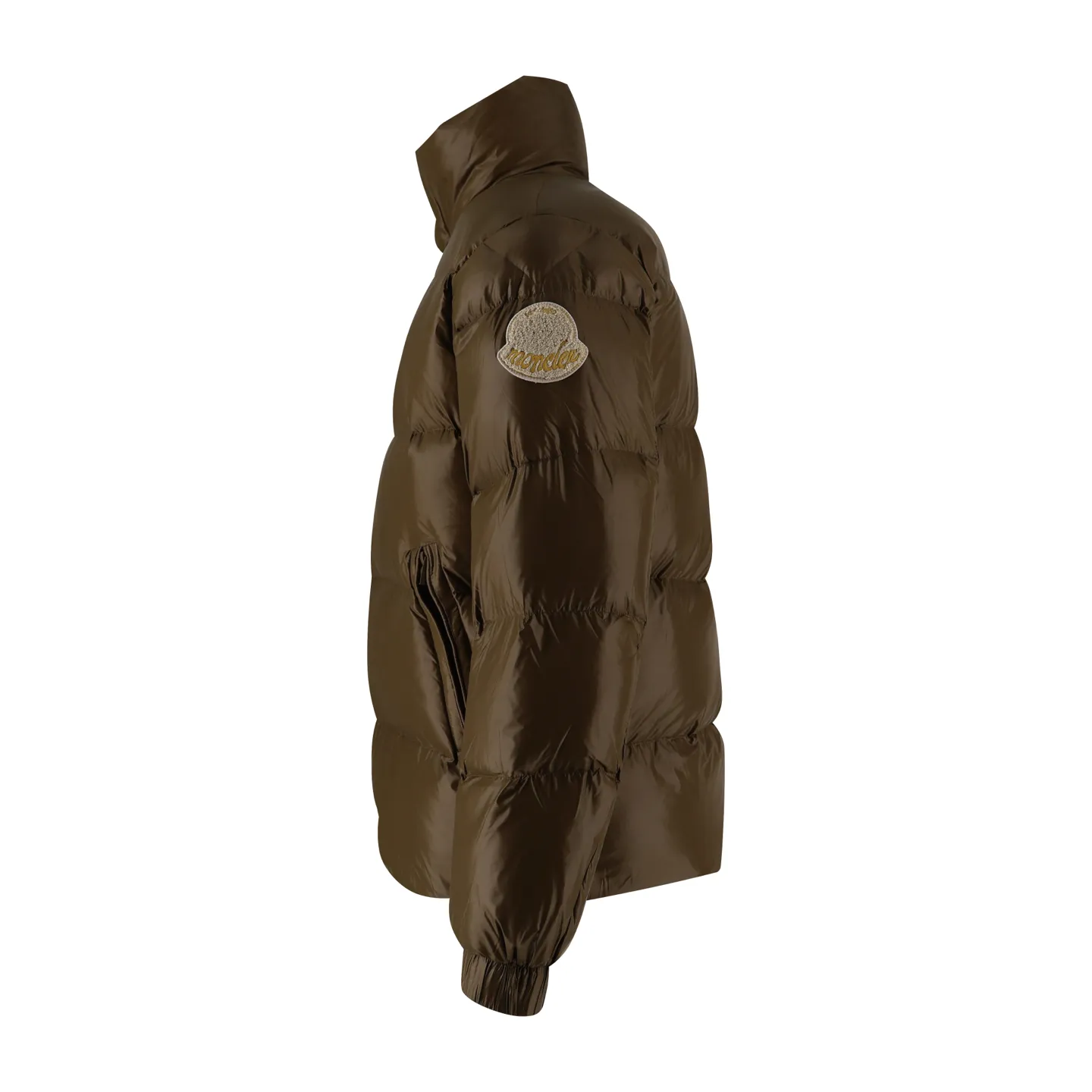 P1110 Moncler 1952 White Fat Down Jacket (Green) Mouth DERVOX limited color matching 1952 joint model men's goose down stand-up collar thickened bread can be made as a couple version. 95% European standard gooseneck down filling. The filling is extremely full. 700+ fill power. The tag barcode model number corresponds to the official website. The tag has built-in NFC electronic sensor for anti-counterfeiting) Dervox down is made of lightweight nylon laqué fabric, which is comfortable and warm without being heavy. This short style features an internal shoulder strap that can be carried as a carry when the weather heats up, making it ideal for urban or alpine wear. Made in pop tones, it's finished with a bold logo patch. Details Made of lightweight nvlon laqué fabric. Size:1-2-3-4-5