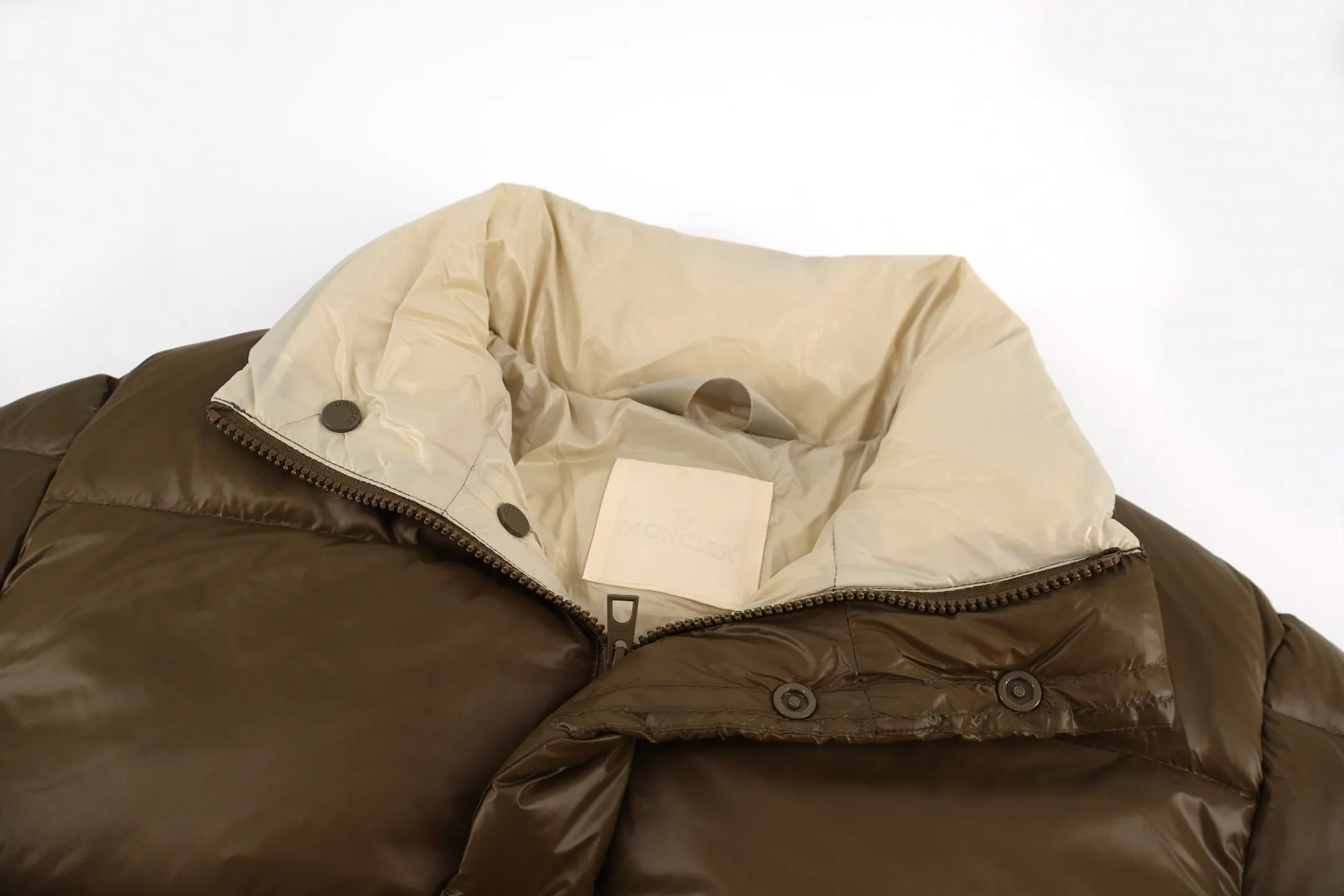 P1110 Moncler 1952 White Fat Down Jacket (Green) Mouth DERVOX limited color matching 1952 joint model men's goose down stand-up collar thickened bread can be made as a couple version. 95% European standard gooseneck down filling. The filling is extremely full. 700+ fill power. The tag barcode model number corresponds to the official website. The tag has built-in NFC electronic sensor for anti-counterfeiting) Dervox down is made of lightweight nylon laqué fabric, which is comfortable and warm without being heavy. This short style features an internal shoulder strap that can be carried as a carry when the weather heats up, making it ideal for urban or alpine wear. Made in pop tones, it's finished with a bold logo patch. Details Made of lightweight nvlon laqué fabric. Size:1-2-3-4-5