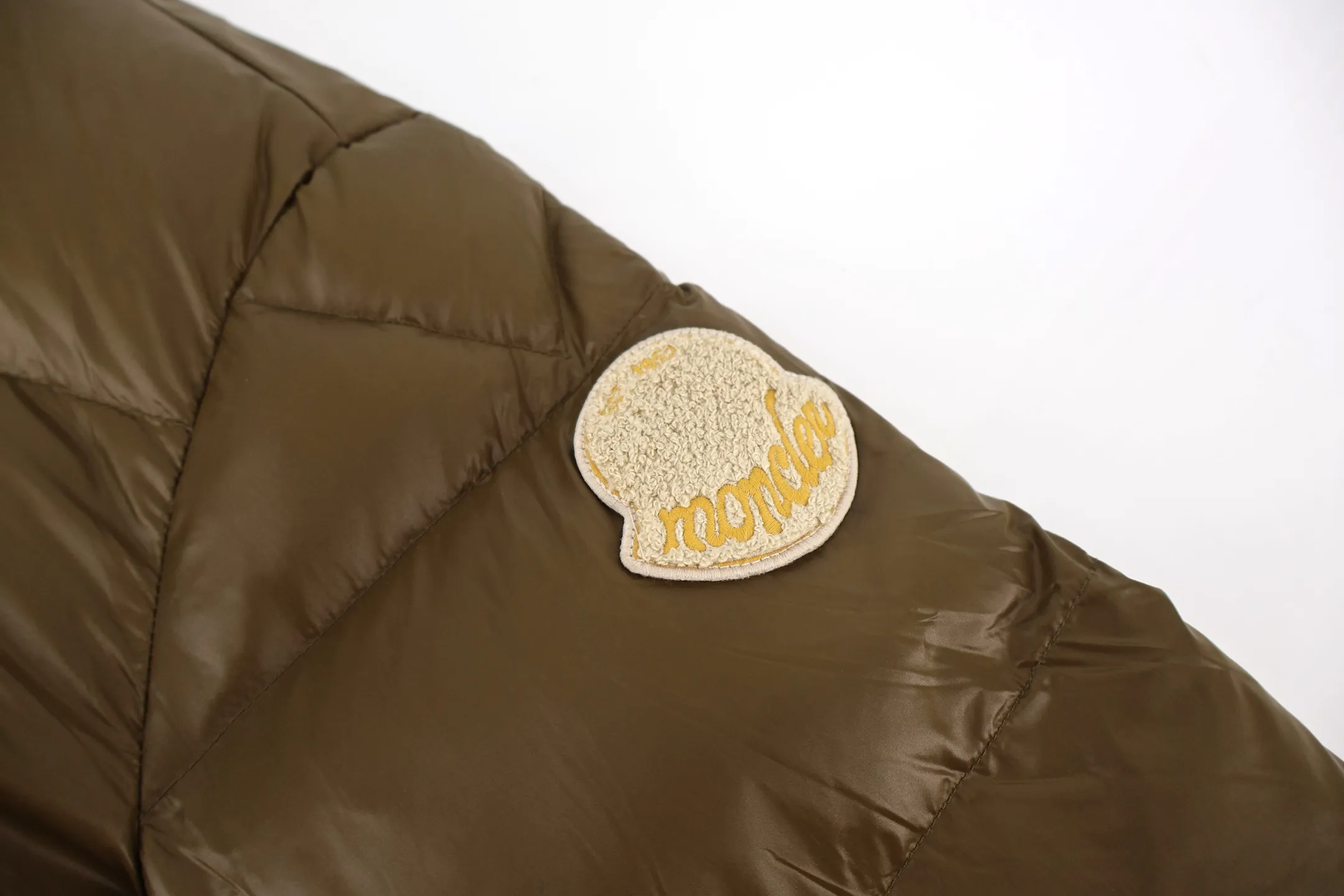 P1110 Moncler 1952 White Fat Down Jacket (Green) Mouth DERVOX limited color matching 1952 joint model men's goose down stand-up collar thickened bread can be made as a couple version. 95% European standard gooseneck down filling. The filling is extremely full. 700+ fill power. The tag barcode model number corresponds to the official website. The tag has built-in NFC electronic sensor for anti-counterfeiting) Dervox down is made of lightweight nylon laqué fabric, which is comfortable and warm without being heavy. This short style features an internal shoulder strap that can be carried as a carry when the weather heats up, making it ideal for urban or alpine wear. Made in pop tones, it's finished with a bold logo patch. Details Made of lightweight nvlon laqué fabric. Size:1-2-3-4-5