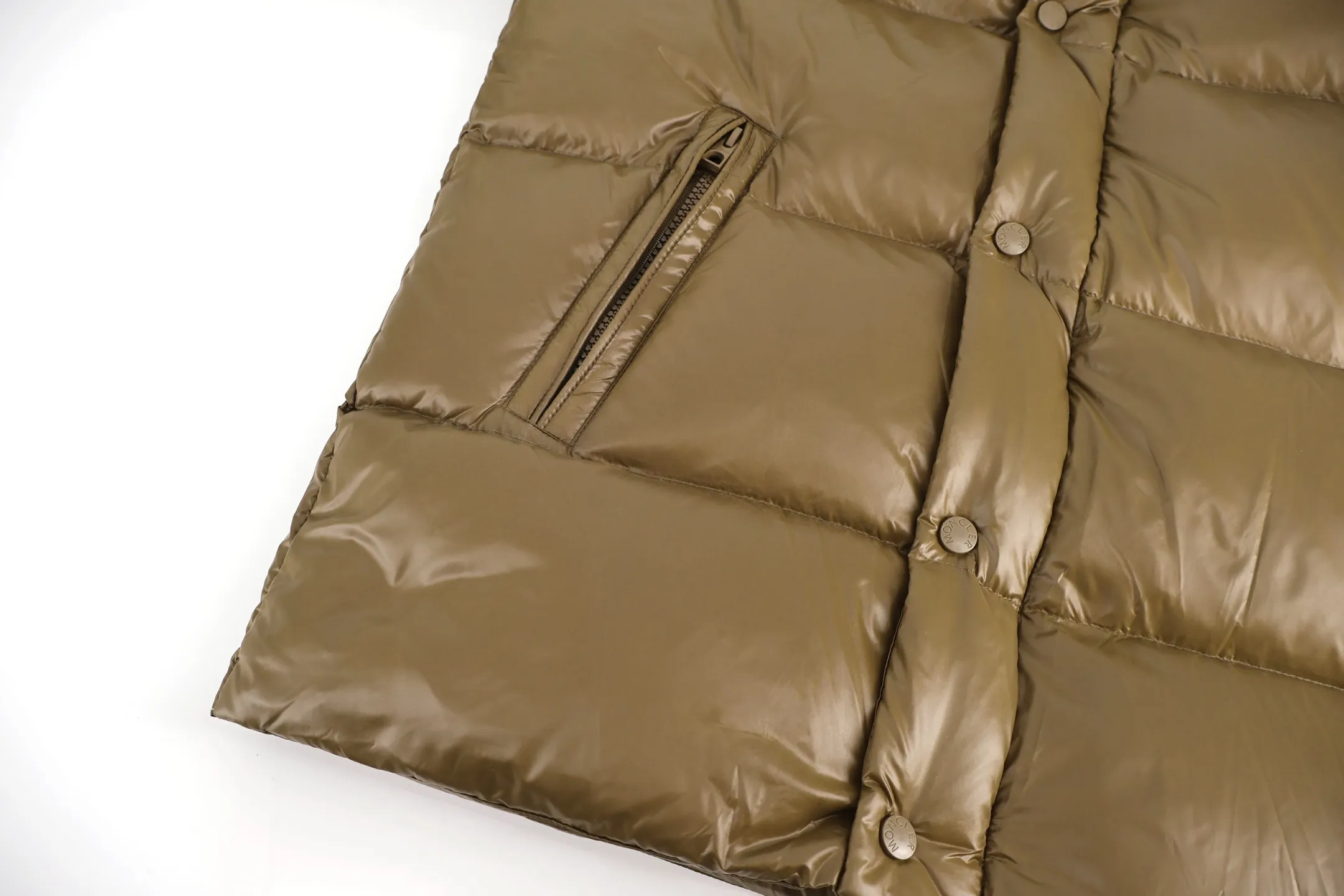 P1110 Moncler 1952 White Fat Down Jacket (Green) Mouth DERVOX limited color matching 1952 joint model men's goose down stand-up collar thickened bread can be made as a couple version. 95% European standard gooseneck down filling. The filling is extremely full. 700+ fill power. The tag barcode model number corresponds to the official website. The tag has built-in NFC electronic sensor for anti-counterfeiting) Dervox down is made of lightweight nylon laqué fabric, which is comfortable and warm without being heavy. This short style features an internal shoulder strap that can be carried as a carry when the weather heats up, making it ideal for urban or alpine wear. Made in pop tones, it's finished with a bold logo patch. Details Made of lightweight nvlon laqué fabric. Size:1-2-3-4-5