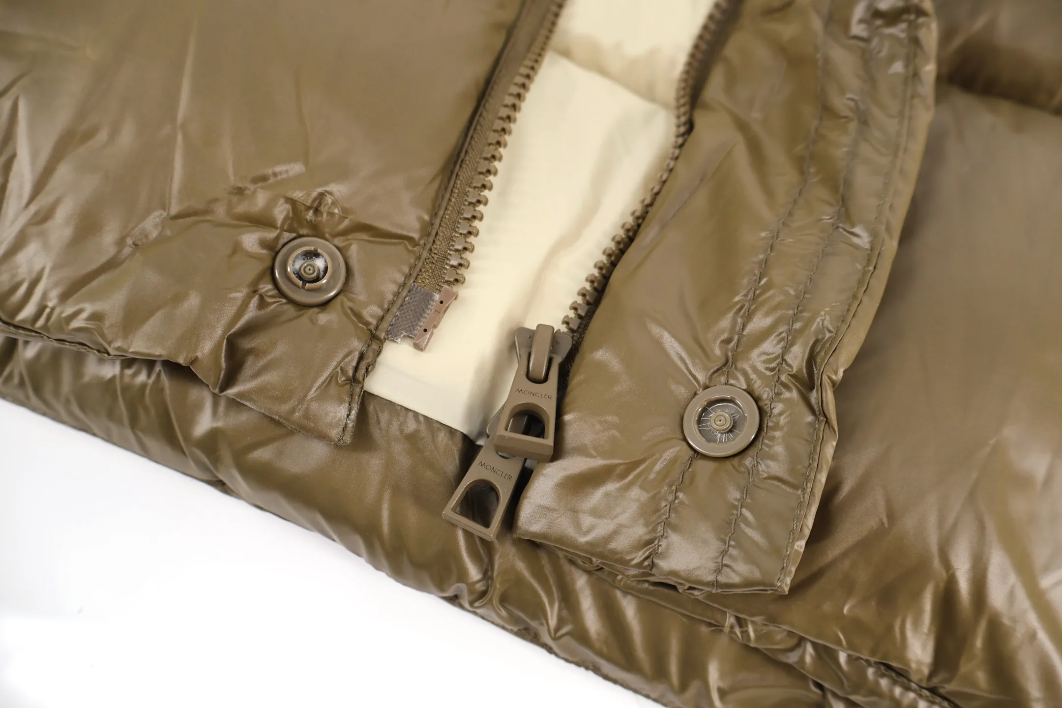 P1110 Moncler 1952 White Fat Down Jacket (Green) Mouth DERVOX limited color matching 1952 joint model men's goose down stand-up collar thickened bread can be made as a couple version. 95% European standard gooseneck down filling. The filling is extremely full. 700+ fill power. The tag barcode model number corresponds to the official website. The tag has built-in NFC electronic sensor for anti-counterfeiting) Dervox down is made of lightweight nylon laqué fabric, which is comfortable and warm without being heavy. This short style features an internal shoulder strap that can be carried as a carry when the weather heats up, making it ideal for urban or alpine wear. Made in pop tones, it's finished with a bold logo patch. Details Made of lightweight nvlon laqué fabric. Size:1-2-3-4-5