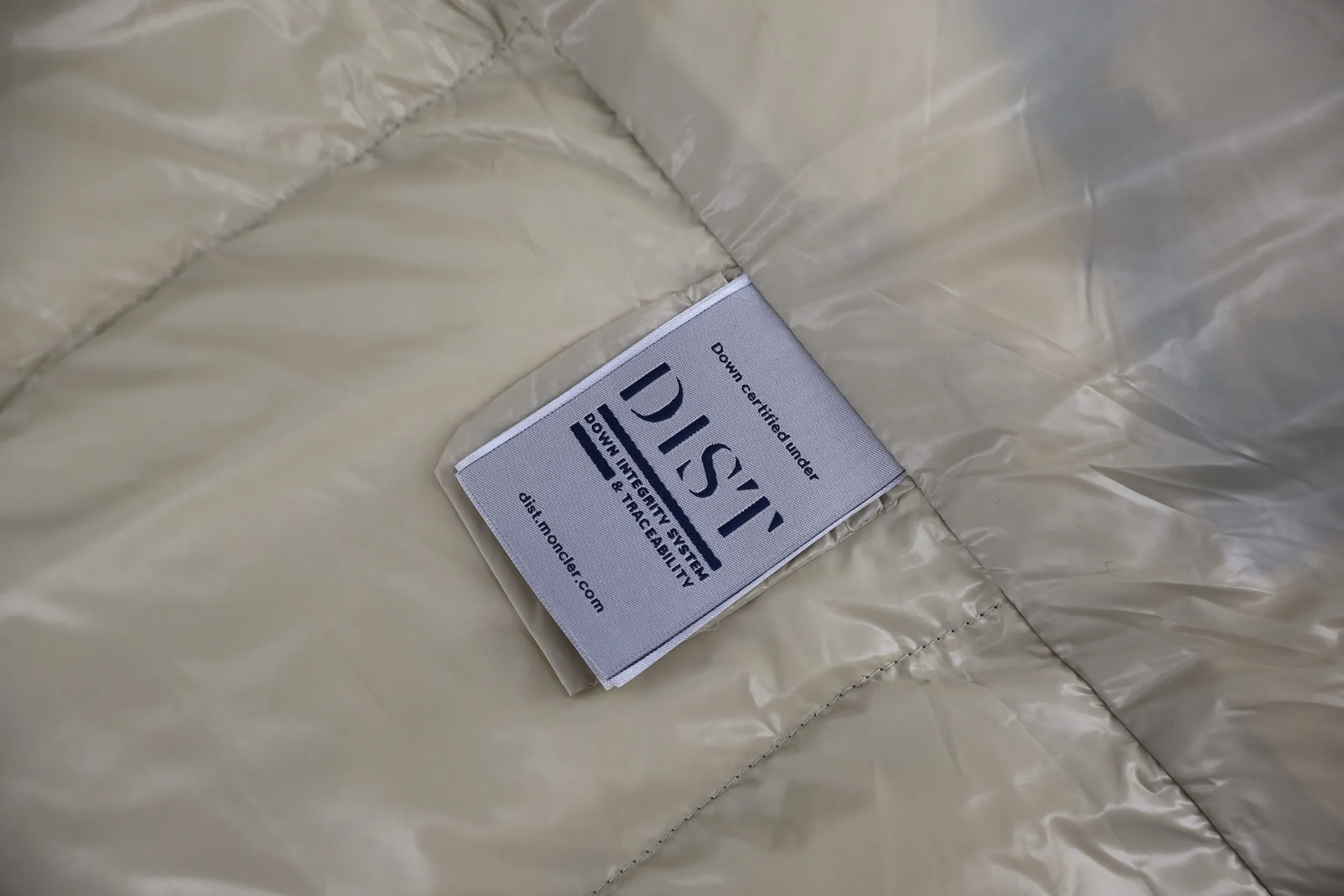 P1110 Moncler 1952 White Fat Down Jacket (Green) Mouth DERVOX limited color matching 1952 joint model men's goose down stand-up collar thickened bread can be made as a couple version. 95% European standard gooseneck down filling. The filling is extremely full. 700+ fill power. The tag barcode model number corresponds to the official website. The tag has built-in NFC electronic sensor for anti-counterfeiting) Dervox down is made of lightweight nylon laqué fabric, which is comfortable and warm without being heavy. This short style features an internal shoulder strap that can be carried as a carry when the weather heats up, making it ideal for urban or alpine wear. Made in pop tones, it's finished with a bold logo patch. Details Made of lightweight nvlon laqué fabric. Size:1-2-3-4-5