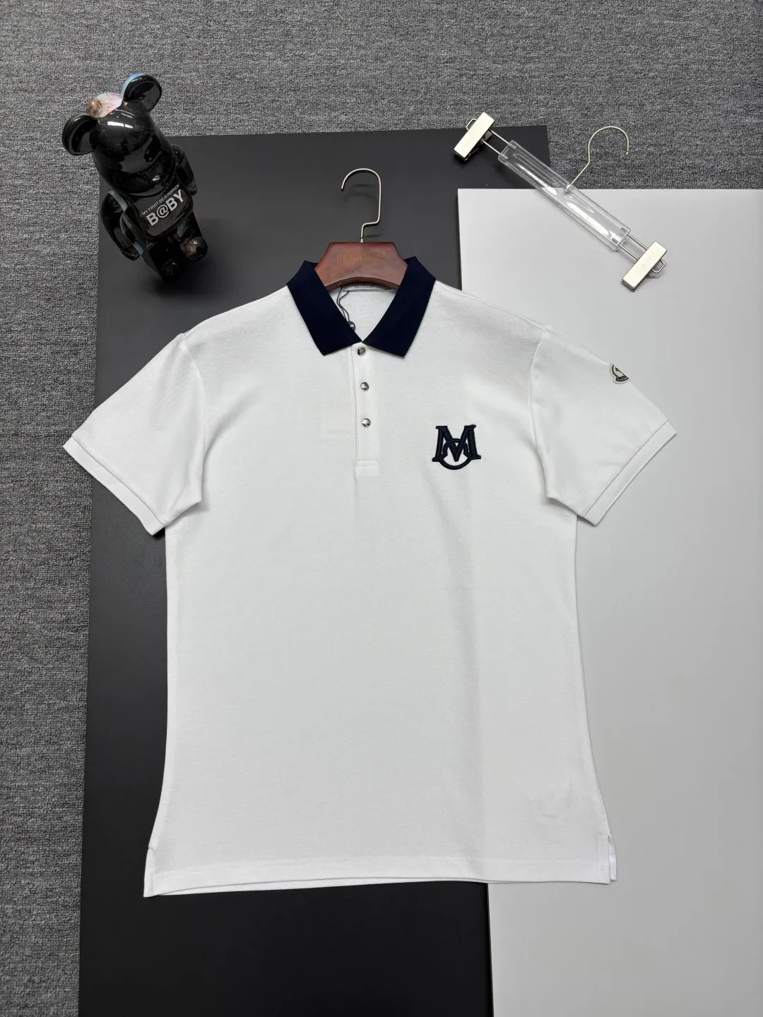 P180 MONCLER Mouth Covered Letter LOGO Embroidered New Polo Shirt Original fabric Official same style Made of 210g pure cotton pique fabric, customized same-tank dyed fabric Very comfortable and smooth to the touch Very wide and stylish Produced by a first-line brand OEM factory Imported Behringer embroidery machine The embroidery is full and textured The collar and collar ribs are woven with imported yarn and will not deform after long-term wear The latest style for spring and summer Fashionable and individual Super versatile and good-looking one It is very suitable for both men and women. A must-have item for everyone. Color: Black White Royal Blue Size: M-3XL