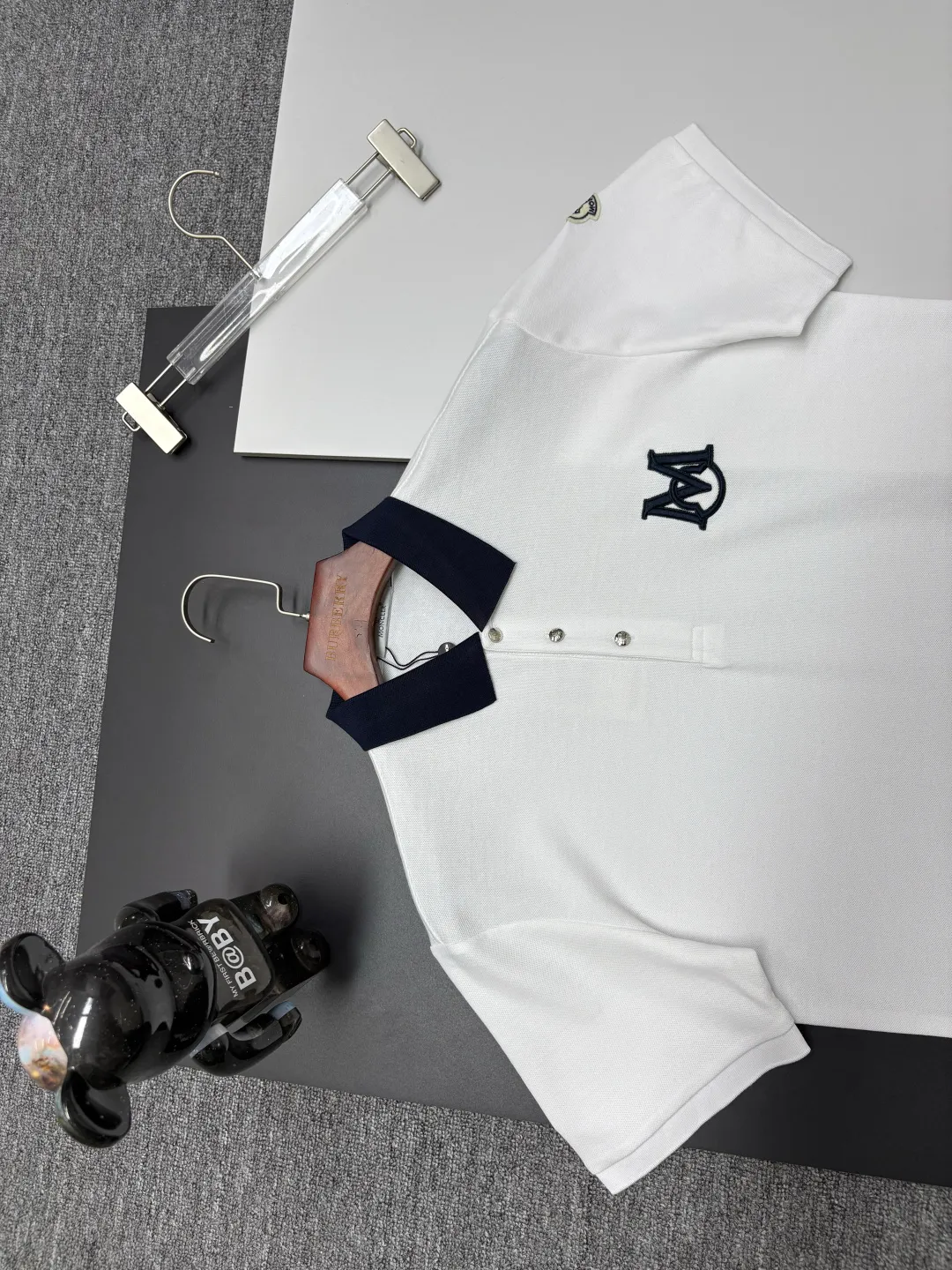 P180 MONCLER Mouth Covered Letter LOGO Embroidered New Polo Shirt Original fabric Official same style Made of 210g pure cotton pique fabric, customized same-tank dyed fabric Very comfortable and smooth to the touch Very wide and stylish Produced by a first-line brand OEM factory Imported Behringer embroidery machine The embroidery is full and textured The collar and collar ribs are woven with imported yarn and will not deform after long-term wear The latest style for spring and summer Fashionable and individual Super versatile and good-looking one It is very suitable for both men and women. A must-have item for everyone. Color: Black White Royal Blue Size: M-3XL