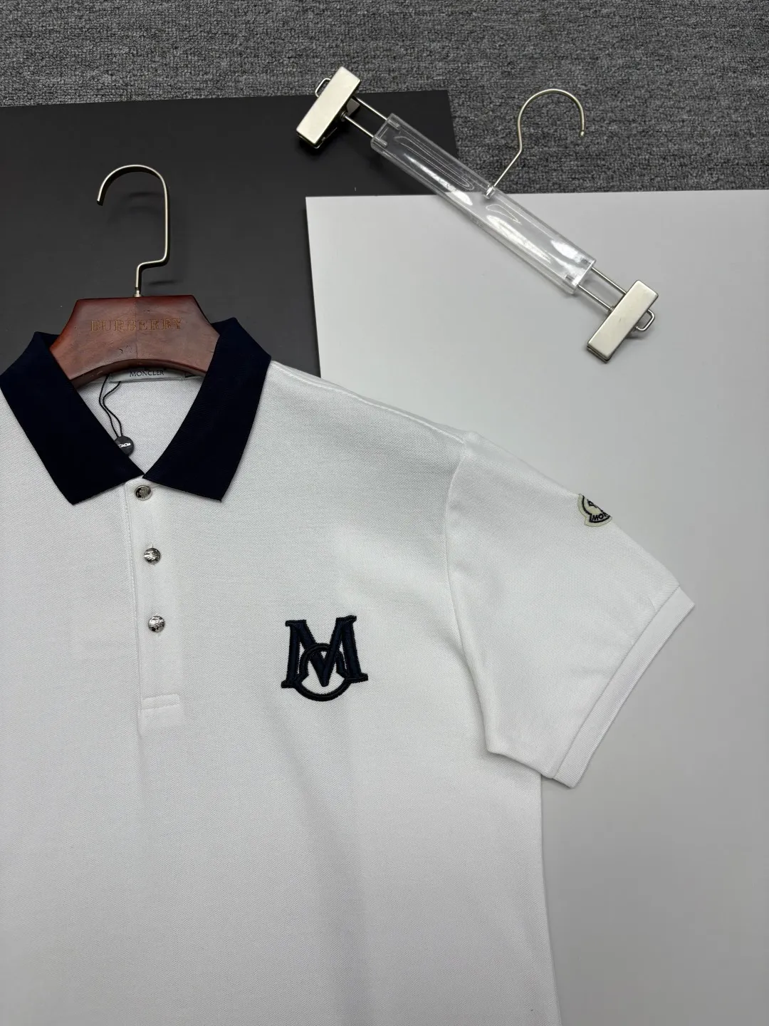 P180 MONCLER Mouth Covered Letter LOGO Embroidered New Polo Shirt Original fabric Official same style Made of 210g pure cotton pique fabric, customized same-tank dyed fabric Very comfortable and smooth to the touch Very wide and stylish Produced by a first-line brand OEM factory Imported Behringer embroidery machine The embroidery is full and textured The collar and collar ribs are woven with imported yarn and will not deform after long-term wear The latest style for spring and summer Fashionable and individual Super versatile and good-looking one It is very suitable for both men and women. A must-have item for everyone. Color: Black White Royal Blue Size: M-3XL