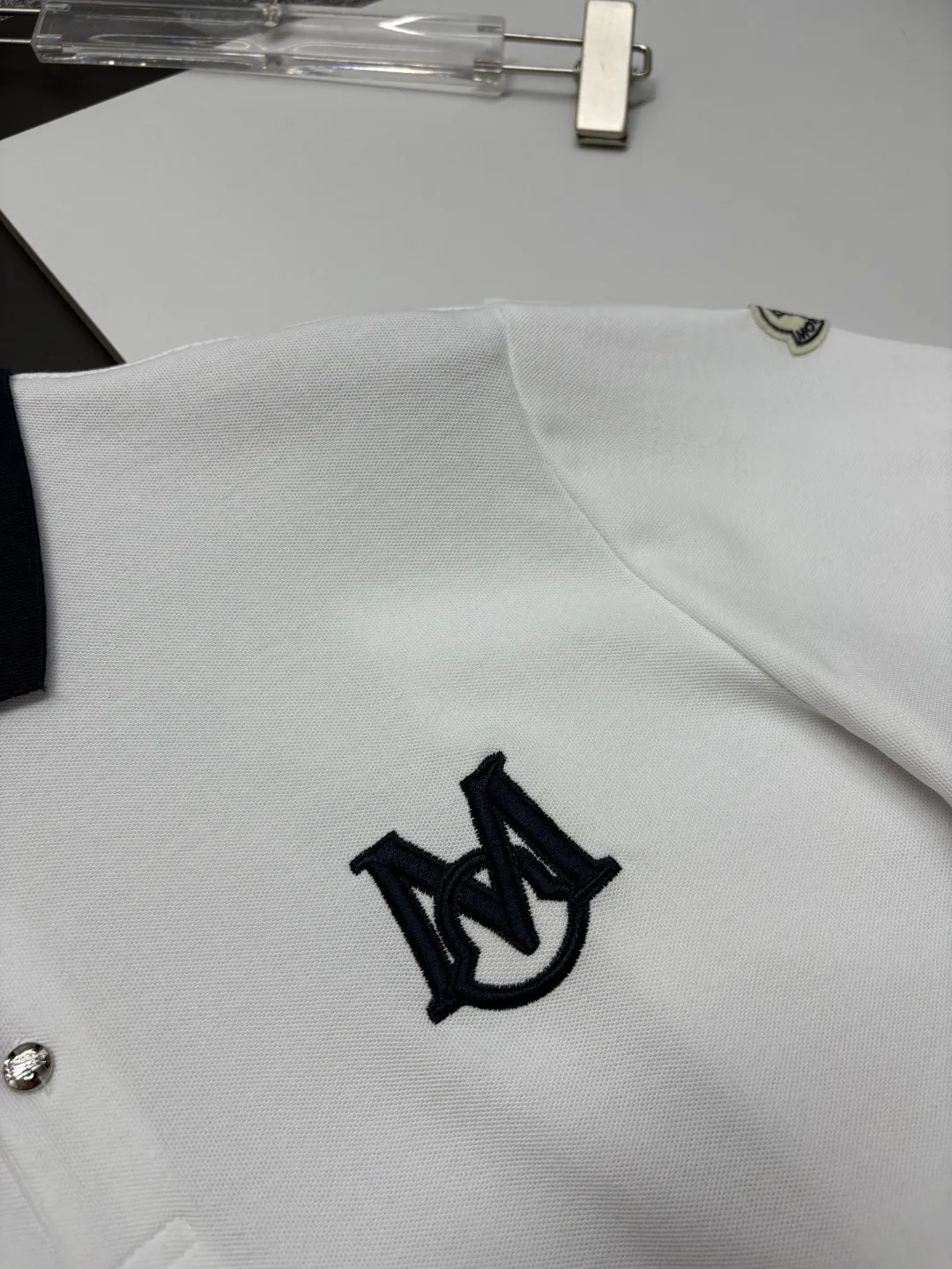 P180 MONCLER Mouth Covered Letter LOGO Embroidered New Polo Shirt Original fabric Official same style Made of 210g pure cotton pique fabric, customized same-tank dyed fabric Very comfortable and smooth to the touch Very wide and stylish Produced by a first-line brand OEM factory Imported Behringer embroidery machine The embroidery is full and textured The collar and collar ribs are woven with imported yarn and will not deform after long-term wear The latest style for spring and summer Fashionable and individual Super versatile and good-looking one It is very suitable for both men and women. A must-have item for everyone. Color: Black White Royal Blue Size: M-3XL