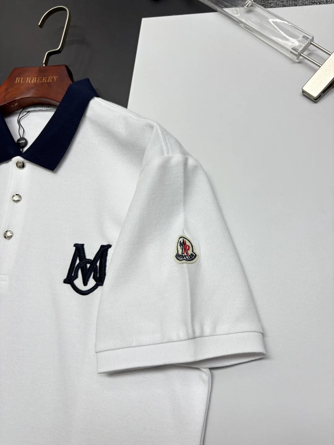 P180 MONCLER Mouth Covered Letter LOGO Embroidered New Polo Shirt Original fabric Official same style Made of 210g pure cotton pique fabric, customized same-tank dyed fabric Very comfortable and smooth to the touch Very wide and stylish Produced by a first-line brand OEM factory Imported Behringer embroidery machine The embroidery is full and textured The collar and collar ribs are woven with imported yarn and will not deform after long-term wear The latest style for spring and summer Fashionable and individual Super versatile and good-looking one It is very suitable for both men and women. A must-have item for everyone. Color: Black White Royal Blue Size: M-3XL