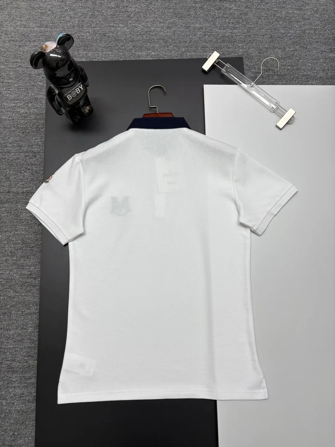P180 MONCLER Mouth Covered Letter LOGO Embroidered New Polo Shirt Original fabric Official same style Made of 210g pure cotton pique fabric, customized same-tank dyed fabric Very comfortable and smooth to the touch Very wide and stylish Produced by a first-line brand OEM factory Imported Behringer embroidery machine The embroidery is full and textured The collar and collar ribs are woven with imported yarn and will not deform after long-term wear The latest style for spring and summer Fashionable and individual Super versatile and good-looking one It is very suitable for both men and women. A must-have item for everyone. Color: Black White Royal Blue Size: M-3XL