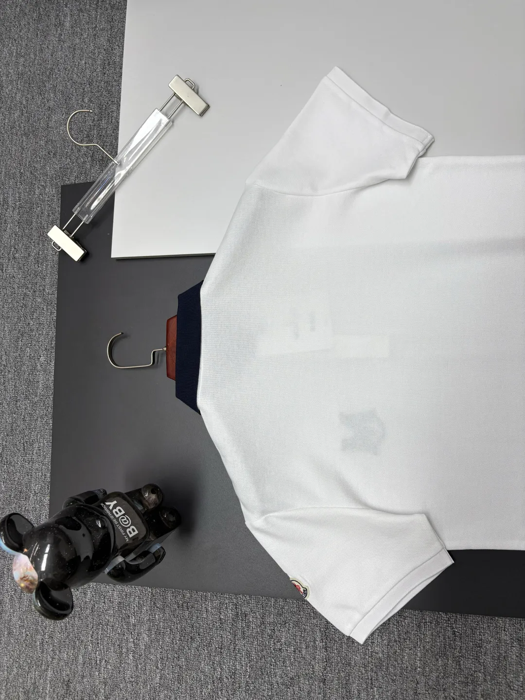 P180 MONCLER Mouth Covered Letter LOGO Embroidered New Polo Shirt Original fabric Official same style Made of 210g pure cotton pique fabric, customized same-tank dyed fabric Very comfortable and smooth to the touch Very wide and stylish Produced by a first-line brand OEM factory Imported Behringer embroidery machine The embroidery is full and textured The collar and collar ribs are woven with imported yarn and will not deform after long-term wear The latest style for spring and summer Fashionable and individual Super versatile and good-looking one It is very suitable for both men and women. A must-have item for everyone. Color: Black White Royal Blue Size: M-3XL