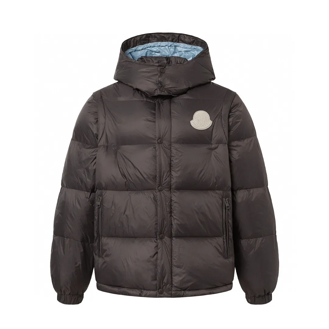 P800 Moncler Cyclone / Meng Mouth Moncler large label chocolate detachable sleeves one piece two-wear down/short hooded down jacket Correct version Top new national standard 90 goose down filling 850➕fill power One piece for easy winter. Variable/jacket/hooded vest/stand collar vest/hooded down jacket. The Cyclone down jacket is equipped with detachable sleeves and can be worn as a vest or jacket. It adopts a new simple version design. This short down jacket is made from nylon and features easily removable sleeves, allowing you to convert the jacket into a vest. A removable hood and contrast lining complete the design.  •Made from nylon fabric •Nylon laqué lining •Down filled •Removable hood and sleeves •Zip and snap fastening •Zip pockets •Elastic cuffs •Elastic drawstring hem Color: Black Chocolate Sizes: 1 2 3 4 5