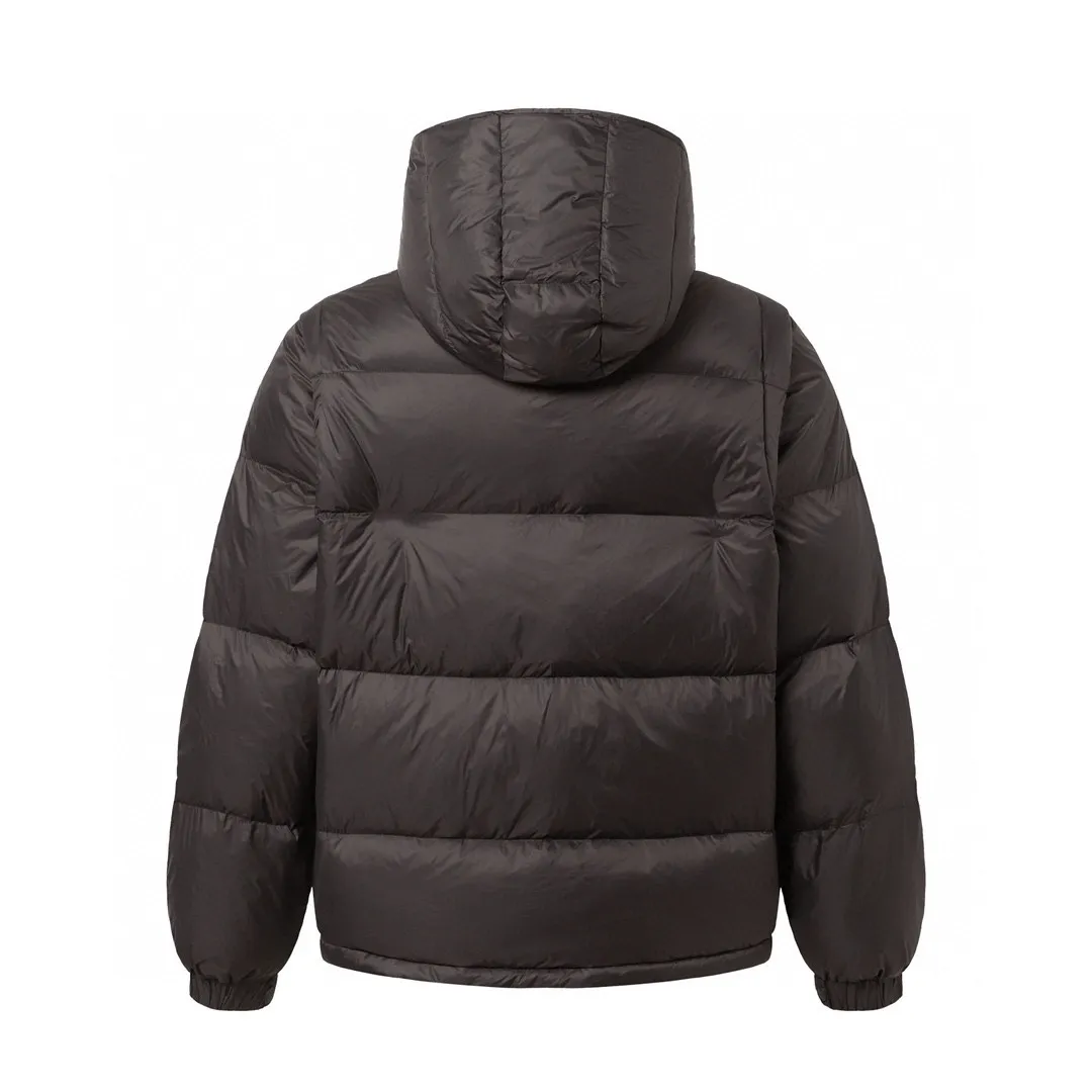 P800 Moncler Cyclone / Meng Mouth Moncler large label chocolate detachable sleeves one piece two-wear down/short hooded down jacket Correct version Top new national standard 90 goose down filling 850➕fill power One piece for easy winter. Variable/jacket/hooded vest/stand collar vest/hooded down jacket. The Cyclone down jacket is equipped with detachable sleeves and can be worn as a vest or jacket. It adopts a new simple version design. This short down jacket is made from nylon and features easily removable sleeves, allowing you to convert the jacket into a vest. A removable hood and contrast lining complete the design.  •Made from nylon fabric •Nylon laqué lining •Down filled •Removable hood and sleeves •Zip and snap fastening •Zip pockets •Elastic cuffs •Elastic drawstring hem Color: Black Chocolate Sizes: 1 2 3 4 5
