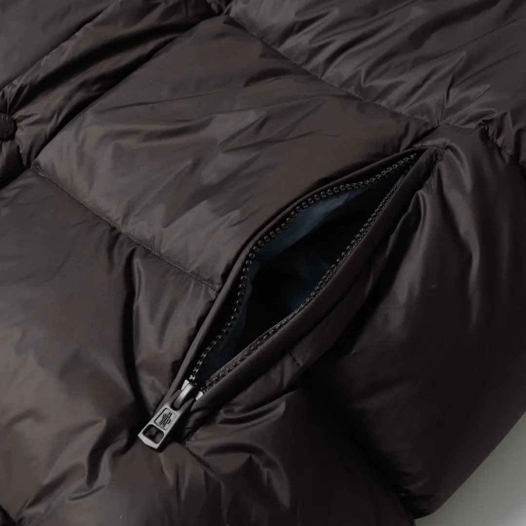 P800 Moncler Cyclone / Meng Mouth Moncler large label chocolate detachable sleeves one piece two-wear down/short hooded down jacket Correct version Top new national standard 90 goose down filling 850➕fill power One piece for easy winter. Variable/jacket/hooded vest/stand collar vest/hooded down jacket. The Cyclone down jacket is equipped with detachable sleeves and can be worn as a vest or jacket. It adopts a new simple version design. This short down jacket is made from nylon and features easily removable sleeves, allowing you to convert the jacket into a vest. A removable hood and contrast lining complete the design.  •Made from nylon fabric •Nylon laqué lining •Down filled •Removable hood and sleeves •Zip and snap fastening •Zip pockets •Elastic cuffs •Elastic drawstring hem Color: Black Chocolate Sizes: 1 2 3 4 5