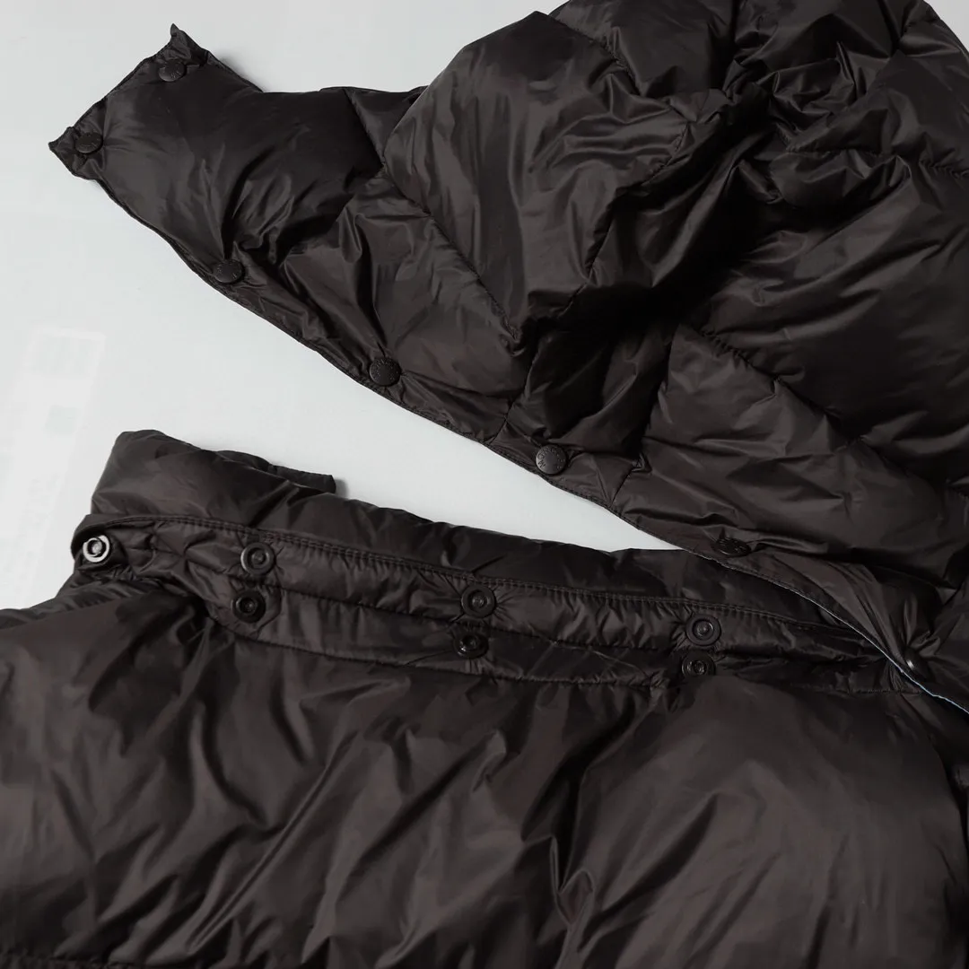 P800 Moncler Cyclone / Meng Mouth Moncler large label chocolate detachable sleeves one piece two-wear down/short hooded down jacket Correct version Top new national standard 90 goose down filling 850➕fill power One piece for easy winter. Variable/jacket/hooded vest/stand collar vest/hooded down jacket. The Cyclone down jacket is equipped with detachable sleeves and can be worn as a vest or jacket. It adopts a new simple version design. This short down jacket is made from nylon and features easily removable sleeves, allowing you to convert the jacket into a vest. A removable hood and contrast lining complete the design.  •Made from nylon fabric •Nylon laqué lining •Down filled •Removable hood and sleeves •Zip and snap fastening •Zip pockets •Elastic cuffs •Elastic drawstring hem Color: Black Chocolate Sizes: 1 2 3 4 5
