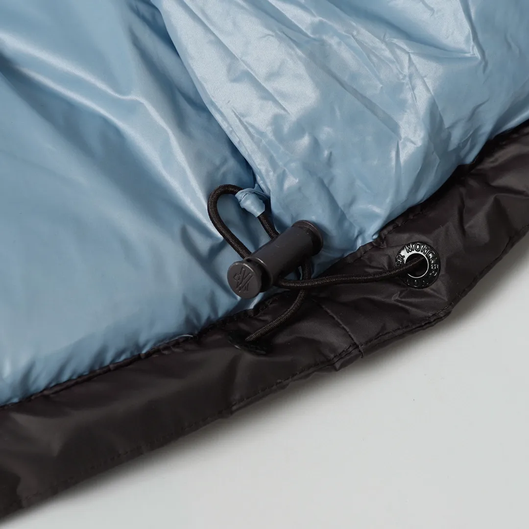 P800 Moncler Cyclone / Meng Mouth Moncler large label chocolate detachable sleeves one piece two-wear down/short hooded down jacket Correct version Top new national standard 90 goose down filling 850➕fill power One piece for easy winter. Variable/jacket/hooded vest/stand collar vest/hooded down jacket. The Cyclone down jacket is equipped with detachable sleeves and can be worn as a vest or jacket. It adopts a new simple version design. This short down jacket is made from nylon and features easily removable sleeves, allowing you to convert the jacket into a vest. A removable hood and contrast lining complete the design.  •Made from nylon fabric •Nylon laqué lining •Down filled •Removable hood and sleeves •Zip and snap fastening •Zip pockets •Elastic cuffs •Elastic drawstring hem Color: Black Chocolate Sizes: 1 2 3 4 5