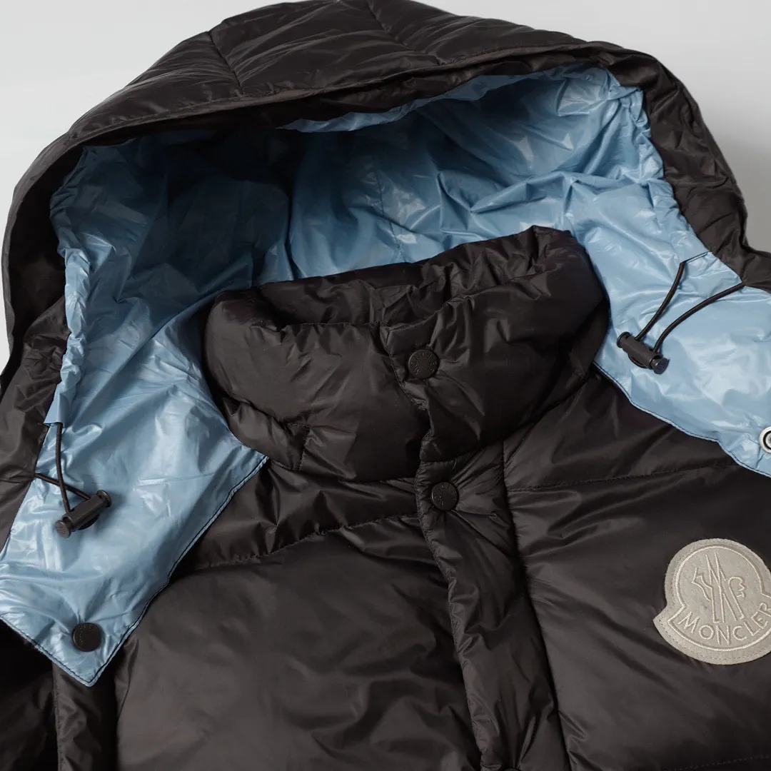 P800 Moncler Cyclone / Meng Mouth Moncler large label chocolate detachable sleeves one piece two-wear down/short hooded down jacket Correct version Top new national standard 90 goose down filling 850➕fill power One piece for easy winter. Variable/jacket/hooded vest/stand collar vest/hooded down jacket. The Cyclone down jacket is equipped with detachable sleeves and can be worn as a vest or jacket. It adopts a new simple version design. This short down jacket is made from nylon and features easily removable sleeves, allowing you to convert the jacket into a vest. A removable hood and contrast lining complete the design.  •Made from nylon fabric •Nylon laqué lining •Down filled •Removable hood and sleeves •Zip and snap fastening •Zip pockets •Elastic cuffs •Elastic drawstring hem Color: Black Chocolate Sizes: 1 2 3 4 5