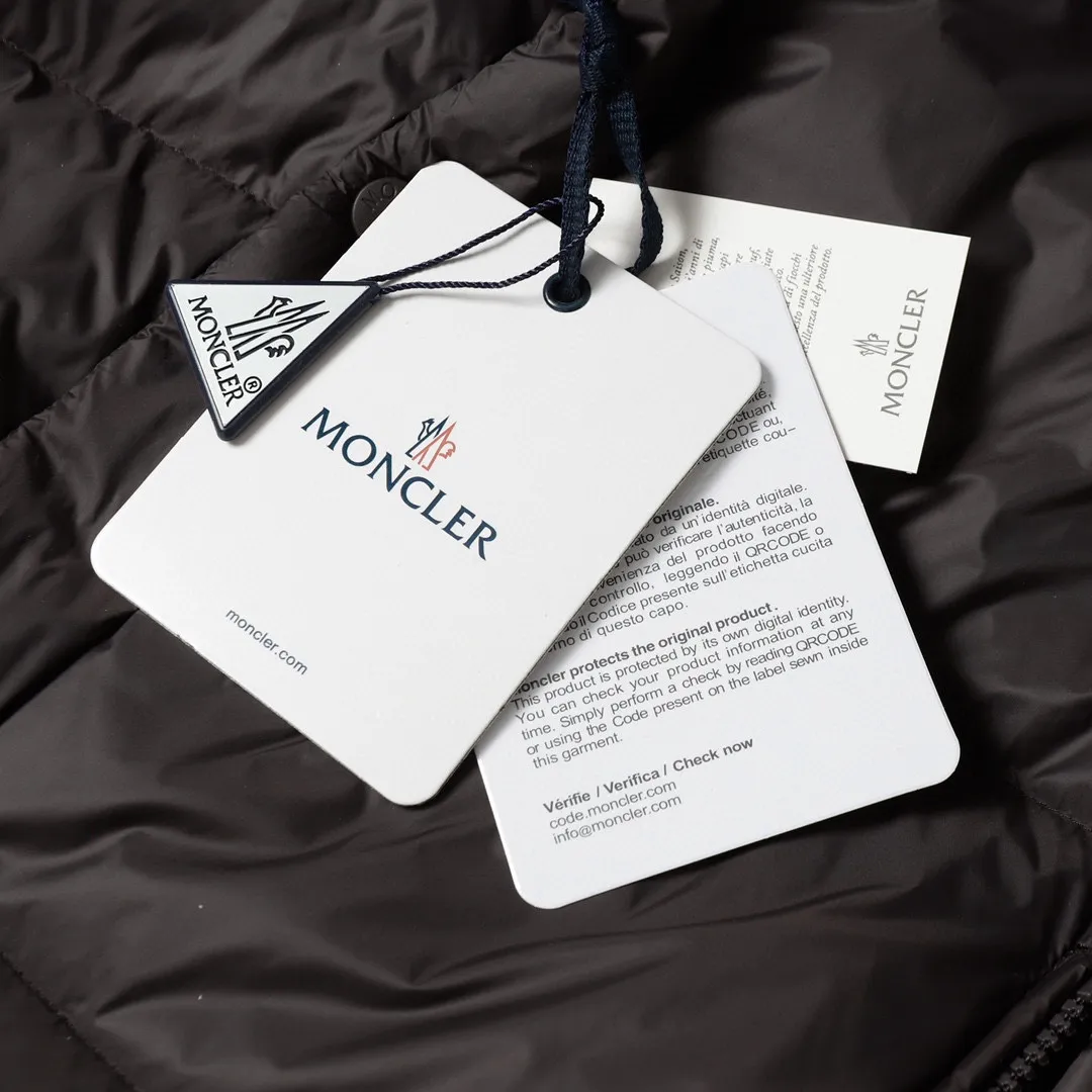 P800 Moncler Cyclone / Meng Mouth Moncler large label chocolate detachable sleeves one piece two-wear down/short hooded down jacket Correct version Top new national standard 90 goose down filling 850➕fill power One piece for easy winter. Variable/jacket/hooded vest/stand collar vest/hooded down jacket. The Cyclone down jacket is equipped with detachable sleeves and can be worn as a vest or jacket. It adopts a new simple version design. This short down jacket is made from nylon and features easily removable sleeves, allowing you to convert the jacket into a vest. A removable hood and contrast lining complete the design.  •Made from nylon fabric •Nylon laqué lining •Down filled •Removable hood and sleeves •Zip and snap fastening •Zip pockets •Elastic cuffs •Elastic drawstring hem Color: Black Chocolate Sizes: 1 2 3 4 5