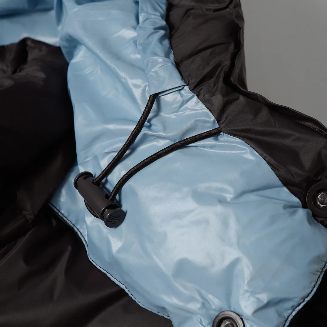 P800 Moncler Cyclone / Meng Mouth Moncler large label chocolate detachable sleeves one piece two-wear down/short hooded down jacket Correct version Top new national standard 90 goose down filling 850➕fill power One piece for easy winter. Variable/jacket/hooded vest/stand collar vest/hooded down jacket. The Cyclone down jacket is equipped with detachable sleeves and can be worn as a vest or jacket. It adopts a new simple version design. This short down jacket is made from nylon and features easily removable sleeves, allowing you to convert the jacket into a vest. A removable hood and contrast lining complete the design.  •Made from nylon fabric •Nylon laqué lining •Down filled •Removable hood and sleeves •Zip and snap fastening •Zip pockets •Elastic cuffs •Elastic drawstring hem Color: Black Chocolate Sizes: 1 2 3 4 5
