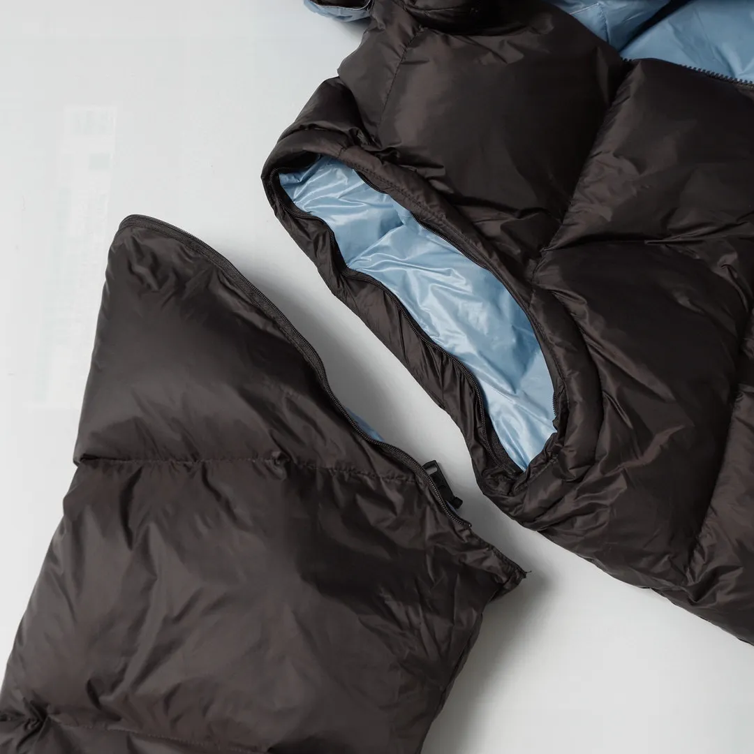 P800 Moncler Cyclone / Meng Mouth Moncler large label chocolate detachable sleeves one piece two-wear down/short hooded down jacket Correct version Top new national standard 90 goose down filling 850➕fill power One piece for easy winter. Variable/jacket/hooded vest/stand collar vest/hooded down jacket. The Cyclone down jacket is equipped with detachable sleeves and can be worn as a vest or jacket. It adopts a new simple version design. This short down jacket is made from nylon and features easily removable sleeves, allowing you to convert the jacket into a vest. A removable hood and contrast lining complete the design.  •Made from nylon fabric •Nylon laqué lining •Down filled •Removable hood and sleeves •Zip and snap fastening •Zip pockets •Elastic cuffs •Elastic drawstring hem Color: Black Chocolate Sizes: 1 2 3 4 5