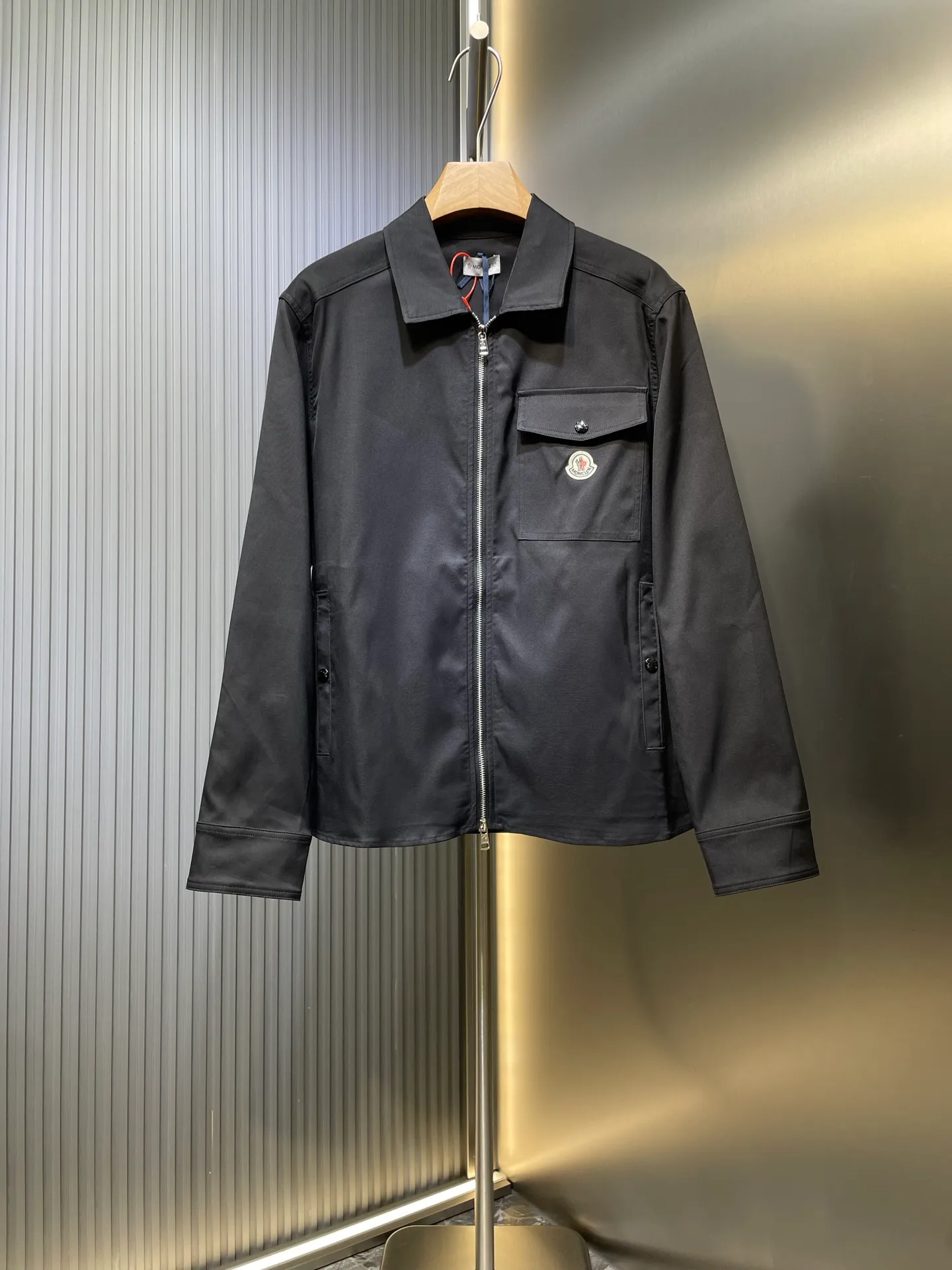 P520 Moncler 🌟【Top Original】Logo zipper shirt jacket. Custom-made high-quality cotton hidden pattern gabardine. Full of texture. Comfortable and close to the skin. The brown tone exudes restrained tenderness. The iconic Moncler logo embroidered logo is embellished on it to increase brand recognition. Simple and smooth lines. The zipper opening and closing also follows the principle of minimalism. Use simplicity as the pen and texture as the ink. Use the simplest elements. Outline the most moving fashion picture. Process 1: Use imported special machine infrared to position the "Moncler logo embroidery". The position is more accurate and strong. Process 2: Template machine opens the bag. The preset template guides the position, shape and size of the bag. The accuracy ensures the quality of the bag opening. Process 3: The fabrics are washed and have a better hand feel. Not easy to deform, not easy to shrink, not easy to fade, and maintain long-term beauty. Accessories: Customized 1:1 Moncler Embroidered logo, customized 1:1 Moncler snap button, customized 1:1 Moncler zipper, customized 1:1 Moncler trademark, version: loose version, size: S M L XL