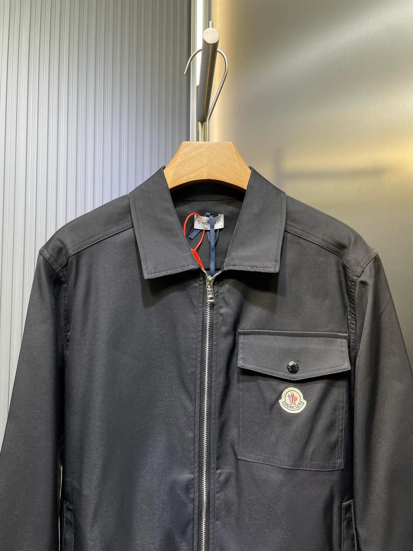 P520 Moncler 🌟【Top Original】Logo zipper shirt jacket. Custom-made high-quality cotton hidden pattern gabardine. Full of texture. Comfortable and close to the skin. The brown tone exudes restrained tenderness. The iconic Moncler logo embroidered logo is embellished on it to increase brand recognition. Simple and smooth lines. The zipper opening and closing also follows the principle of minimalism. Use simplicity as the pen and texture as the ink. Use the simplest elements. Outline the most moving fashion picture. Process 1: Use imported special machine infrared to position the "Moncler logo embroidery". The position is more accurate and strong. Process 2: Template machine opens the bag. The preset template guides the position, shape and size of the bag. The accuracy ensures the quality of the bag opening. Process 3: The fabrics are washed and have a better hand feel. Not easy to deform, not easy to shrink, not easy to fade, and maintain long-term beauty. Accessories: Customized 1:1 Moncler Embroidered logo, customized 1:1 Moncler snap button, customized 1:1 Moncler zipper, customized 1:1 Moncler trademark, version: loose version, size: S M L XL