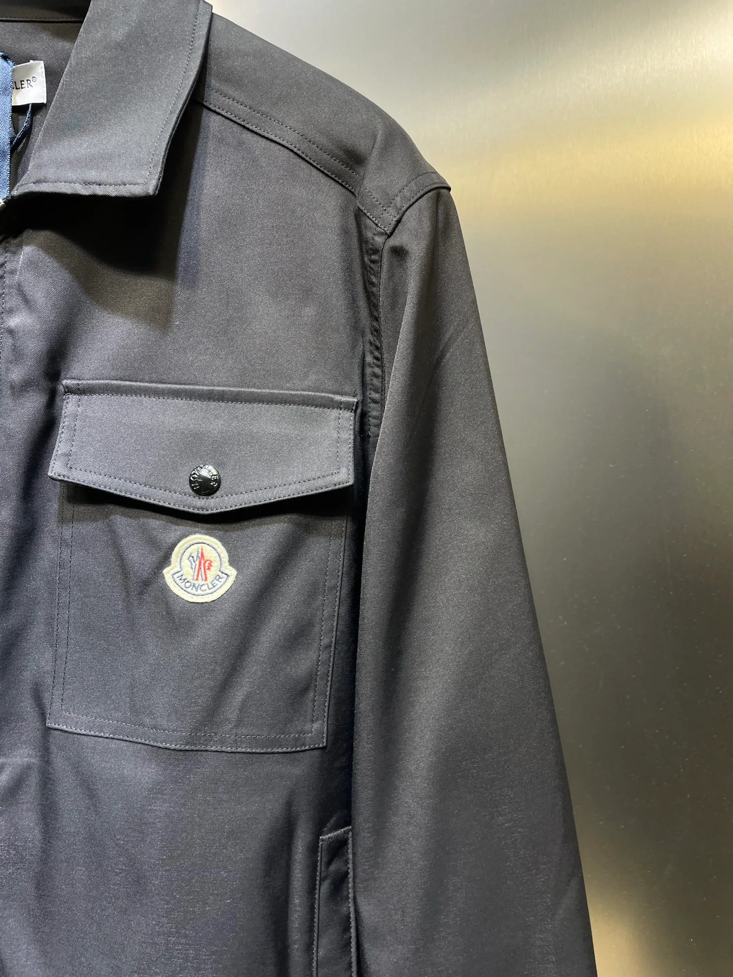 P520 Moncler 🌟【Top Original】Logo zipper shirt jacket. Custom-made high-quality cotton hidden pattern gabardine. Full of texture. Comfortable and close to the skin. The brown tone exudes restrained tenderness. The iconic Moncler logo embroidered logo is embellished on it to increase brand recognition. Simple and smooth lines. The zipper opening and closing also follows the principle of minimalism. Use simplicity as the pen and texture as the ink. Use the simplest elements. Outline the most moving fashion picture. Process 1: Use imported special machine infrared to position the "Moncler logo embroidery". The position is more accurate and strong. Process 2: Template machine opens the bag. The preset template guides the position, shape and size of the bag. The accuracy ensures the quality of the bag opening. Process 3: The fabrics are washed and have a better hand feel. Not easy to deform, not easy to shrink, not easy to fade, and maintain long-term beauty. Accessories: Customized 1:1 Moncler Embroidered logo, customized 1:1 Moncler snap button, customized 1:1 Moncler zipper, customized 1:1 Moncler trademark, version: loose version, size: S M L XL