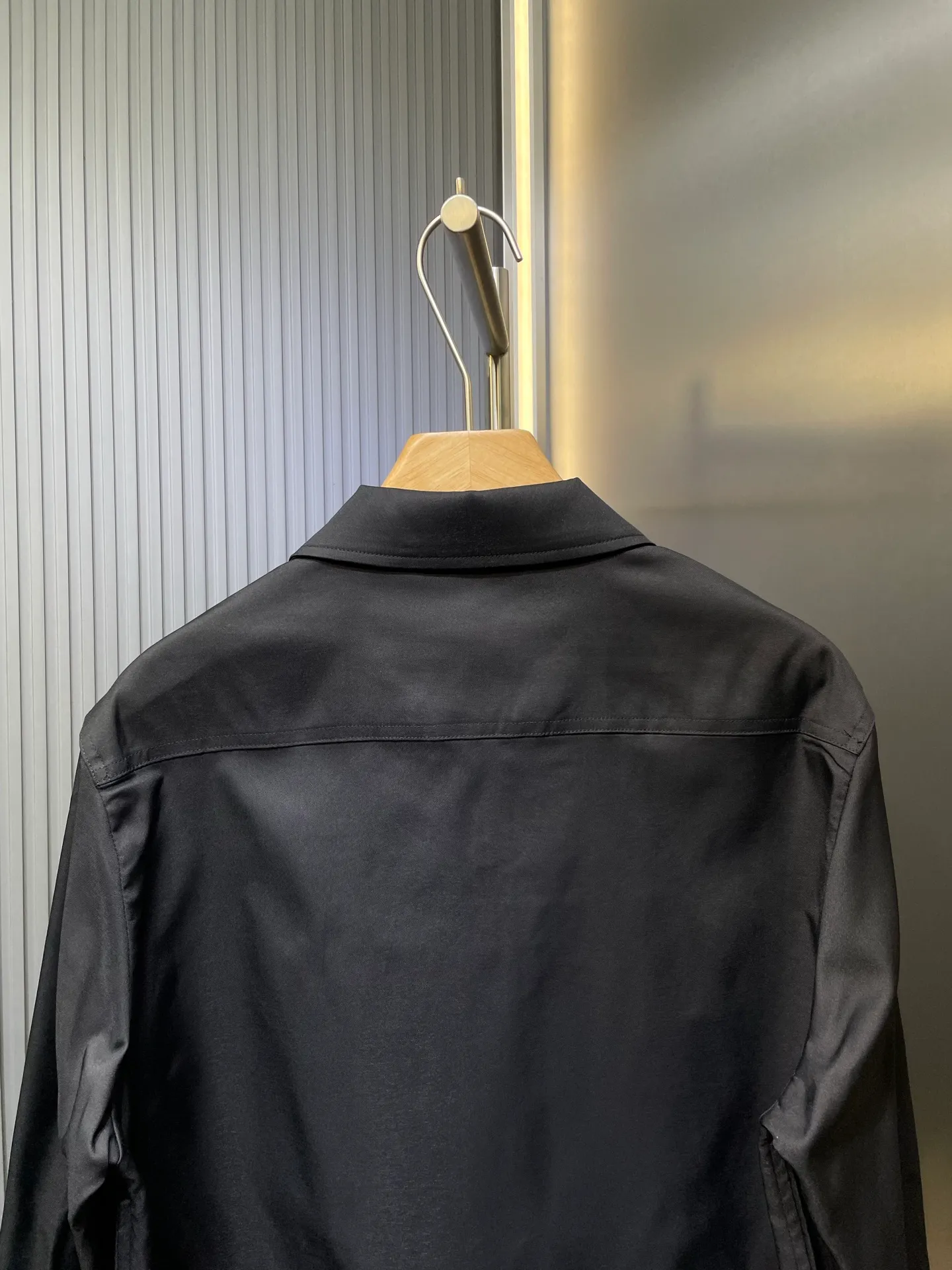 P520 Moncler 🌟【Top Original】Logo zipper shirt jacket. Custom-made high-quality cotton hidden pattern gabardine. Full of texture. Comfortable and close to the skin. The brown tone exudes restrained tenderness. The iconic Moncler logo embroidered logo is embellished on it to increase brand recognition. Simple and smooth lines. The zipper opening and closing also follows the principle of minimalism. Use simplicity as the pen and texture as the ink. Use the simplest elements. Outline the most moving fashion picture. Process 1: Use imported special machine infrared to position the "Moncler logo embroidery". The position is more accurate and strong. Process 2: Template machine opens the bag. The preset template guides the position, shape and size of the bag. The accuracy ensures the quality of the bag opening. Process 3: The fabrics are washed and have a better hand feel. Not easy to deform, not easy to shrink, not easy to fade, and maintain long-term beauty. Accessories: Customized 1:1 Moncler Embroidered logo, customized 1:1 Moncler snap button, customized 1:1 Moncler zipper, customized 1:1 Moncler trademark, version: loose version, size: S M L XL