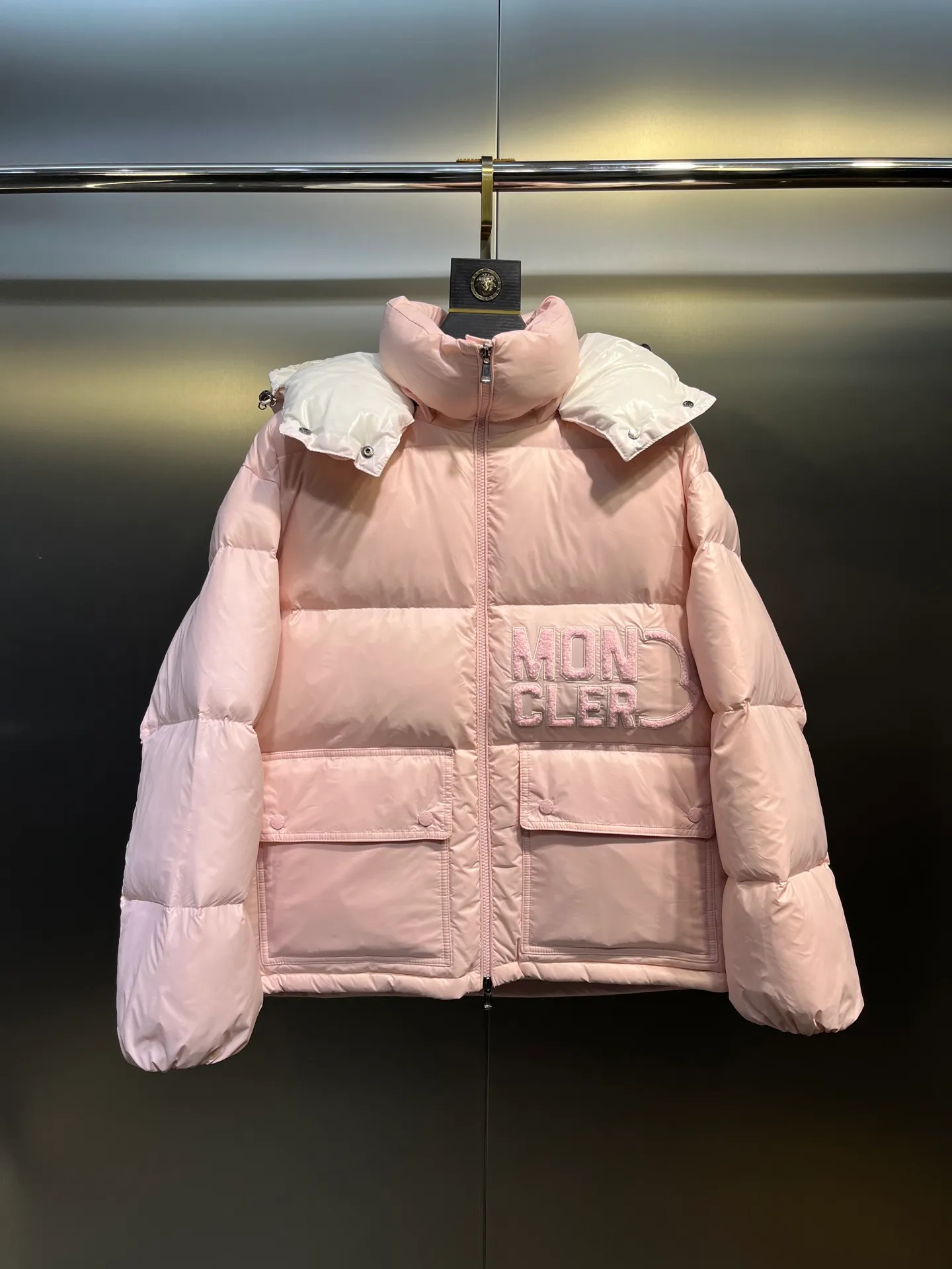 P780 moncler 🌟Moncler FW25 Abbaye short down jacket The Abbaye short jacket is made of iconic patented nylon, highlighting the fashion essence of Moncler. Featuring rectangular quilting and a contrasting lining that refreshes the removable hood. Terry knit logo embroidery adds a unique touch, making the garment instantly recognizable. Material process analysis: 1️⃣Original Nfc inductive anti-counterfeiting chip 2️⃣National standard 95% European standard pure white goose down, exclusive use of top down on the market 3️⃣Fabric: 100% nylon; Lining: 100% nylon, one of the best on the market, everything is customized according to the original version. 4⃣️The electroplated hardware is produced by the original processing factory, all customized by the original factory, and is not a replica of various types on the market. 5⃣️Produced by a certain Lang factory, it has always been unambiguous in terms of quality. Everyone knows about the workmanship, QA and Qc quality inspection of the workers when shipping from large factories. It is not comparable to small factories in the market. Mouth-mounted down jackets, let’s not brag, there is almost no one that can do better than us! Make an original product with care, so that every customer has the confidence to introduce it to his customers: This is the top replica version in China. Good products do not need too many soft articles to set off, only junk products will boast: the original ZP uses thousands of words to impress consumers! Although it is an F product, it is not inferior to ZP!  Color: white pink, white black, black, khaki, pink Size: 0123