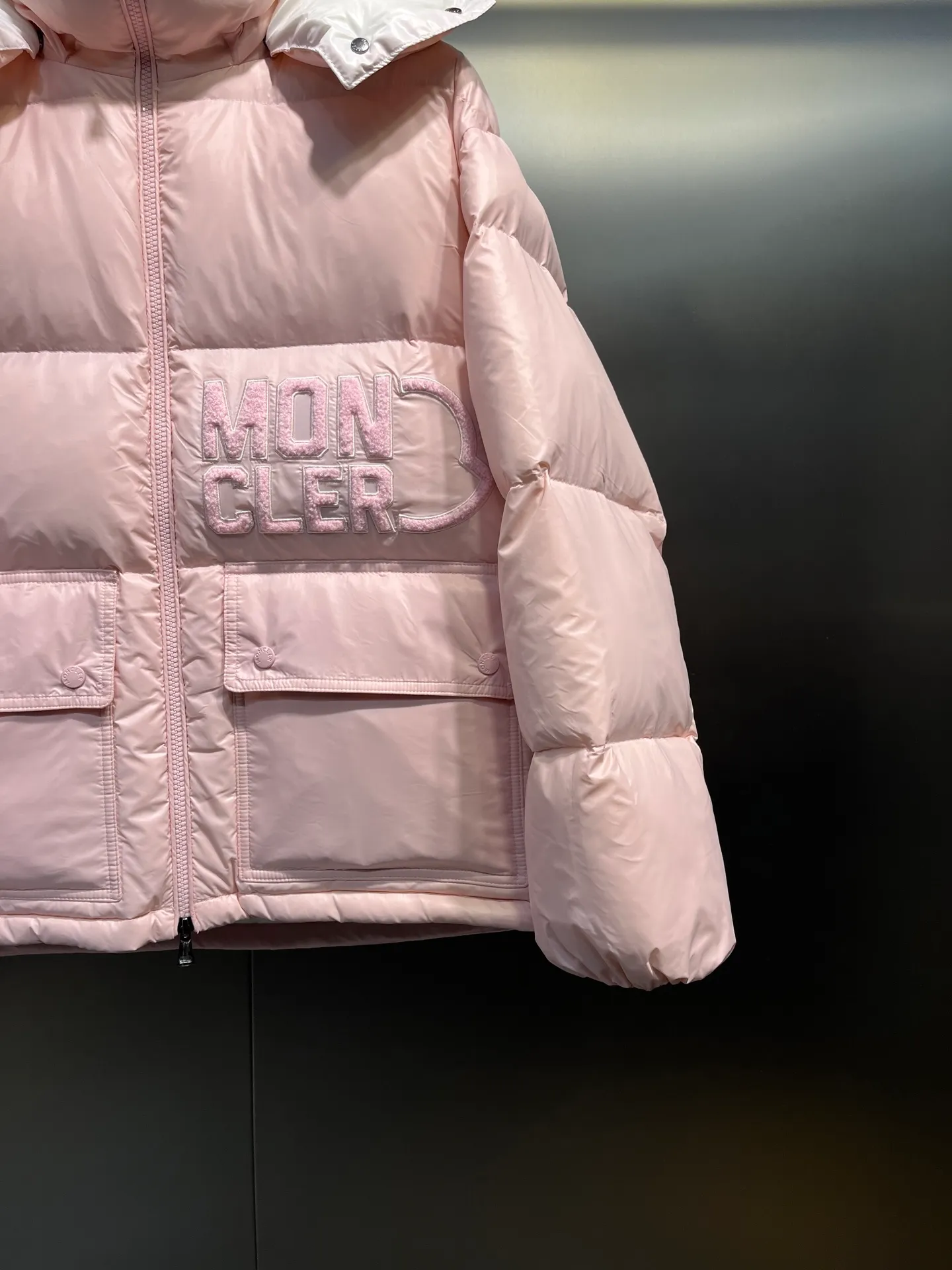 P780 moncler 🌟Moncler FW25 Abbaye short down jacket The Abbaye short jacket is made of iconic patented nylon, highlighting the fashion essence of Moncler. Featuring rectangular quilting and a contrasting lining that refreshes the removable hood. Terry knit logo embroidery adds a unique touch, making the garment instantly recognizable. Material process analysis: 1️⃣Original Nfc inductive anti-counterfeiting chip 2️⃣National standard 95% European standard pure white goose down, exclusive use of top down on the market 3️⃣Fabric: 100% nylon; Lining: 100% nylon, one of the best on the market, everything is customized according to the original version. 4⃣️The electroplated hardware is produced by the original processing factory, all customized by the original factory, and is not a replica of various types on the market. 5⃣️Produced by a certain Lang factory, it has always been unambiguous in terms of quality. Everyone knows about the workmanship, QA and Qc quality inspection of the workers when shipping from large factories. It is not comparable to small factories in the market. Mouth-mounted down jackets, let’s not brag, there is almost no one that can do better than us! Make an original product with care, so that every customer has the confidence to introduce it to his customers: This is the top replica version in China. Good products do not need too many soft articles to set off, only junk products will boast: the original ZP uses thousands of words to impress consumers! Although it is an F product, it is not inferior to ZP!  Color: white pink, white black, black, khaki, pink Size: 0123