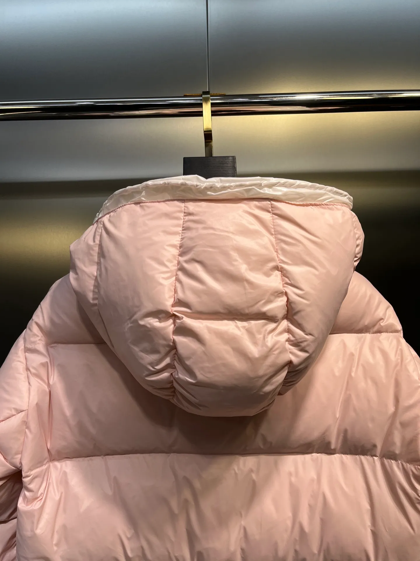 P780 moncler 🌟Moncler FW25 Abbaye short down jacket The Abbaye short jacket is made of iconic patented nylon, highlighting the fashion essence of Moncler. Featuring rectangular quilting and a contrasting lining that refreshes the removable hood. Terry knit logo embroidery adds a unique touch, making the garment instantly recognizable. Material process analysis: 1️⃣Original Nfc inductive anti-counterfeiting chip 2️⃣National standard 95% European standard pure white goose down, exclusive use of top down on the market 3️⃣Fabric: 100% nylon; Lining: 100% nylon, one of the best on the market, everything is customized according to the original version. 4⃣️The electroplated hardware is produced by the original processing factory, all customized by the original factory, and is not a replica of various types on the market. 5⃣️Produced by a certain Lang factory, it has always been unambiguous in terms of quality. Everyone knows about the workmanship, QA and Qc quality inspection of the workers when shipping from large factories. It is not comparable to small factories in the market. Mouth-mounted down jackets, let’s not brag, there is almost no one that can do better than us! Make an original product with care, so that every customer has the confidence to introduce it to his customers: This is the top replica version in China. Good products do not need too many soft articles to set off, only junk products will boast: the original ZP uses thousands of words to impress consumers! Although it is an F product, it is not inferior to ZP!  Color: white pink, white black, black, khaki, pink Size: 0123