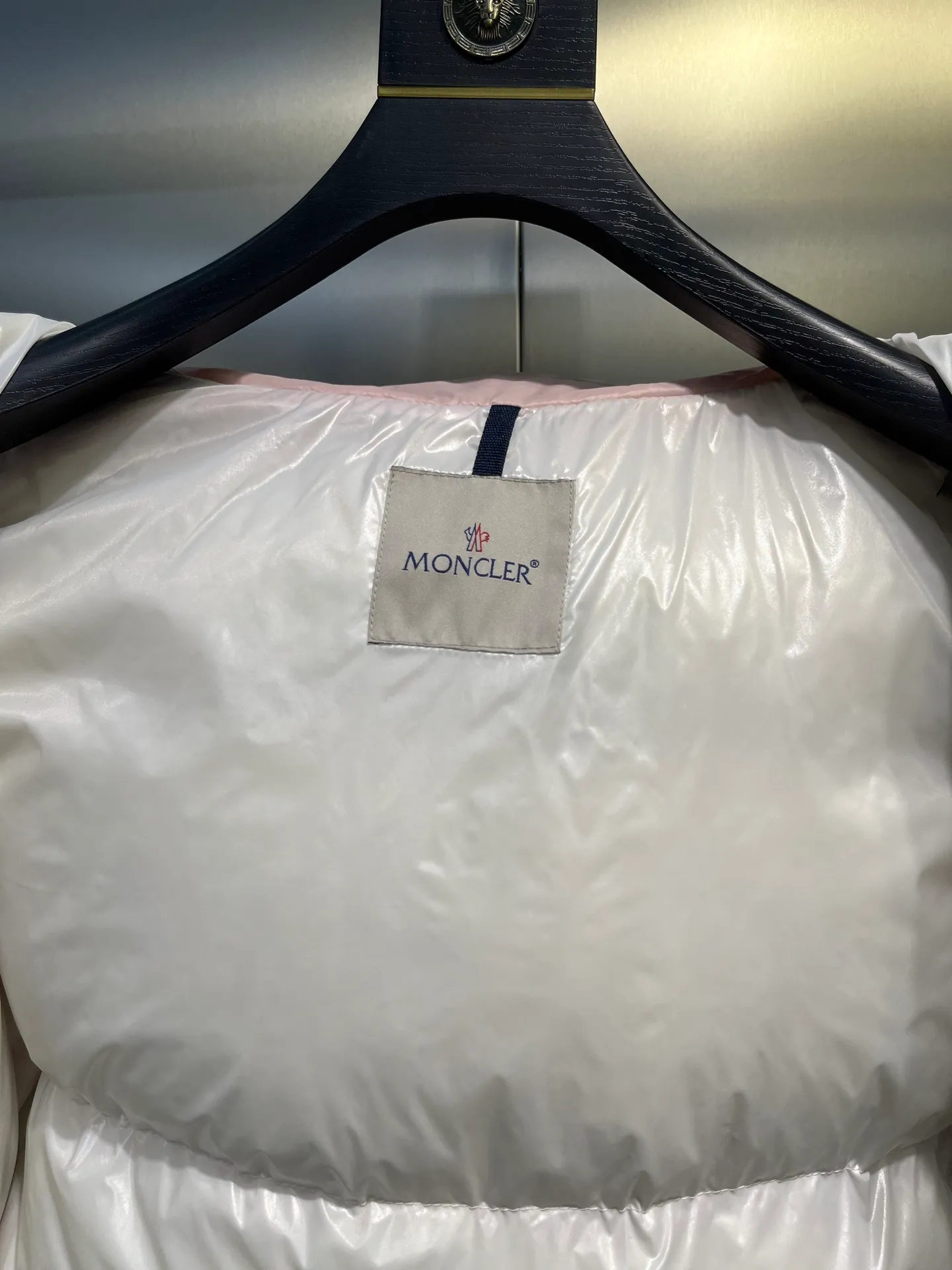 P780 moncler 🌟Moncler FW25 Abbaye short down jacket The Abbaye short jacket is made of iconic patented nylon, highlighting the fashion essence of Moncler. Featuring rectangular quilting and a contrasting lining that refreshes the removable hood. Terry knit logo embroidery adds a unique touch, making the garment instantly recognizable. Material process analysis: 1️⃣Original Nfc inductive anti-counterfeiting chip 2️⃣National standard 95% European standard pure white goose down, exclusive use of top down on the market 3️⃣Fabric: 100% nylon; Lining: 100% nylon, one of the best on the market, everything is customized according to the original version. 4⃣️The electroplated hardware is produced by the original processing factory, all customized by the original factory, and is not a replica of various types on the market. 5⃣️Produced by a certain Lang factory, it has always been unambiguous in terms of quality. Everyone knows about the workmanship, QA and Qc quality inspection of the workers when shipping from large factories. It is not comparable to small factories in the market. Mouth-mounted down jackets, let’s not brag, there is almost no one that can do better than us! Make an original product with care, so that every customer has the confidence to introduce it to his customers: This is the top replica version in China. Good products do not need too many soft articles to set off, only junk products will boast: the original ZP uses thousands of words to impress consumers! Although it is an F product, it is not inferior to ZP!  Color: white pink, white black, black, khaki, pink Size: 0123