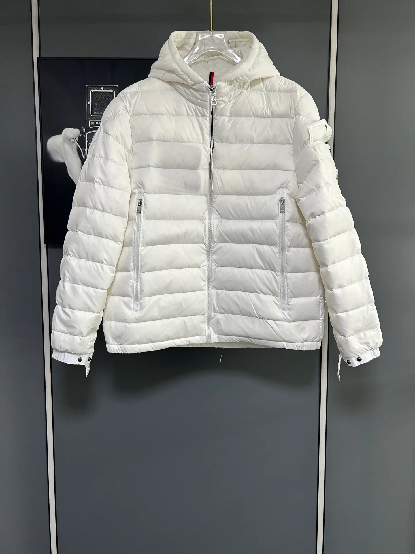 P660 Moncler Avocette solid color hooded zipper outdoor warm rib down jacket 90 down filling 750 fill power Tajima embroidery white duck down short lightweight hooded down jacket jacket small zipper pocket on the chest side for storing things The Thorium AR hooded model is versatile, durable and warm. It can be used as a mid-layer in winter and winter, or worn alone. It can also be easily worn with hard-shell clothing in cold environments.     The fabric has been improved with AratoTM30 nylon fabric with fine texture, which is very warm and wear-resistant. It is also treated with DWR, which can effectively prevent water and moisture.     DownCompositeMapping zone filling technology can reasonably allocate down insulation and synthetic insulation areas. Simple design StormHoodM is made of synthetic insulation materials. Zippered hand pockets, inner zipper pockets. Combination of technology and technology. Lightweight and warm. Three-dimensional tailoring. Hooded design. Complete three-label accessories. What you see is what you get. Same style for men and women. Color: white. Size: M-3XL.