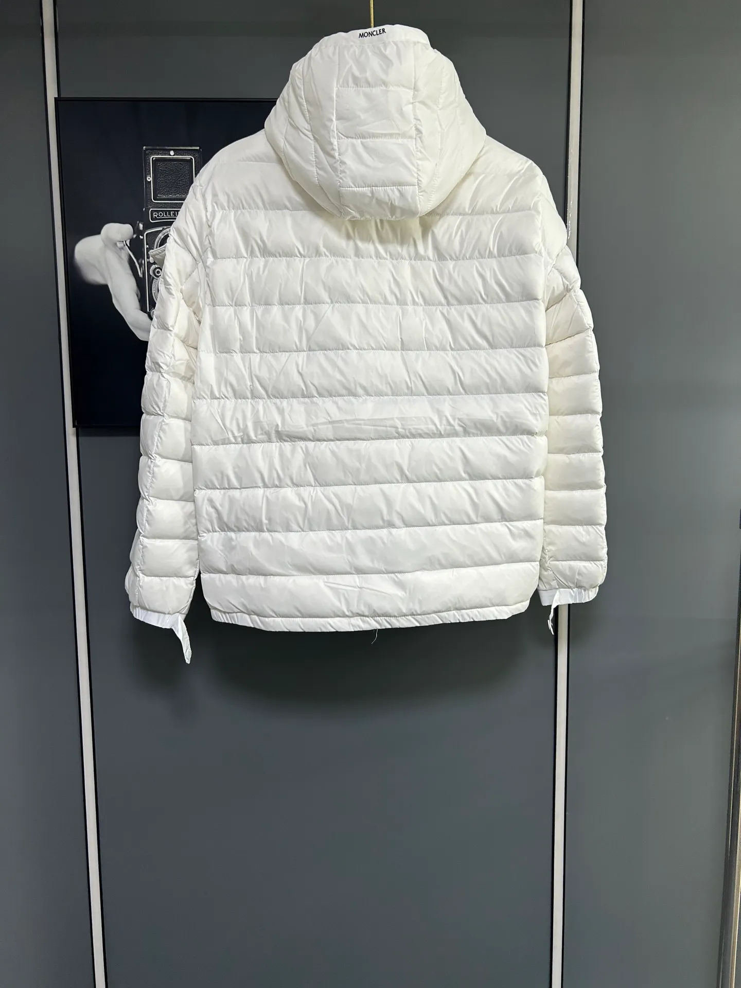 P660 Moncler Avocette solid color hooded zipper outdoor warm rib down jacket 90 down filling 750 fill power Tajima embroidery white duck down short lightweight hooded down jacket jacket small zipper pocket on the chest side for storing things The Thorium AR hooded model is versatile, durable and warm. It can be used as a mid-layer in winter and winter, or worn alone. It can also be easily worn with hard-shell clothing in cold environments.     The fabric has been improved with AratoTM30 nylon fabric with fine texture, which is very warm and wear-resistant. It is also treated with DWR, which can effectively prevent water and moisture.     DownCompositeMapping zone filling technology can reasonably allocate down insulation and synthetic insulation areas. Simple design StormHoodM is made of synthetic insulation materials. Zippered hand pockets, inner zipper pockets. Combination of technology and technology. Lightweight and warm. Three-dimensional tailoring. Hooded design. Complete three-label accessories. What you see is what you get. Same style for men and women. Color: white. Size: M-3XL.