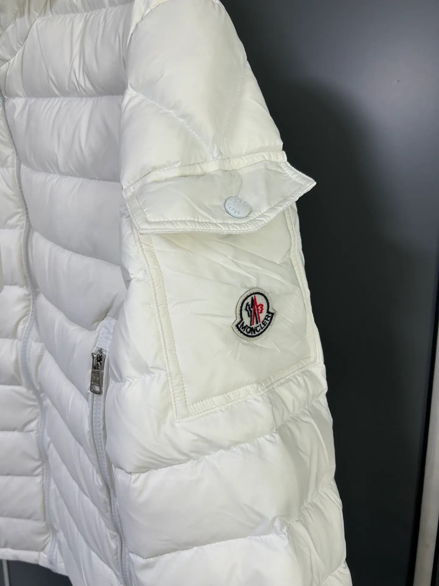 P660 Moncler Avocette solid color hooded zipper outdoor warm rib down jacket 90 down filling 750 fill power Tajima embroidery white duck down short lightweight hooded down jacket jacket small zipper pocket on the chest side for storing things The Thorium AR hooded model is versatile, durable and warm. It can be used as a mid-layer in winter and winter, or worn alone. It can also be easily worn with hard-shell clothing in cold environments.     The fabric has been improved with AratoTM30 nylon fabric with fine texture, which is very warm and wear-resistant. It is also treated with DWR, which can effectively prevent water and moisture.     DownCompositeMapping zone filling technology can reasonably allocate down insulation and synthetic insulation areas. Simple design StormHoodM is made of synthetic insulation materials. Zippered hand pockets, inner zipper pockets. Combination of technology and technology. Lightweight and warm. Three-dimensional tailoring. Hooded design. Complete three-label accessories. What you see is what you get. Same style for men and women. Color: white. Size: M-3XL.