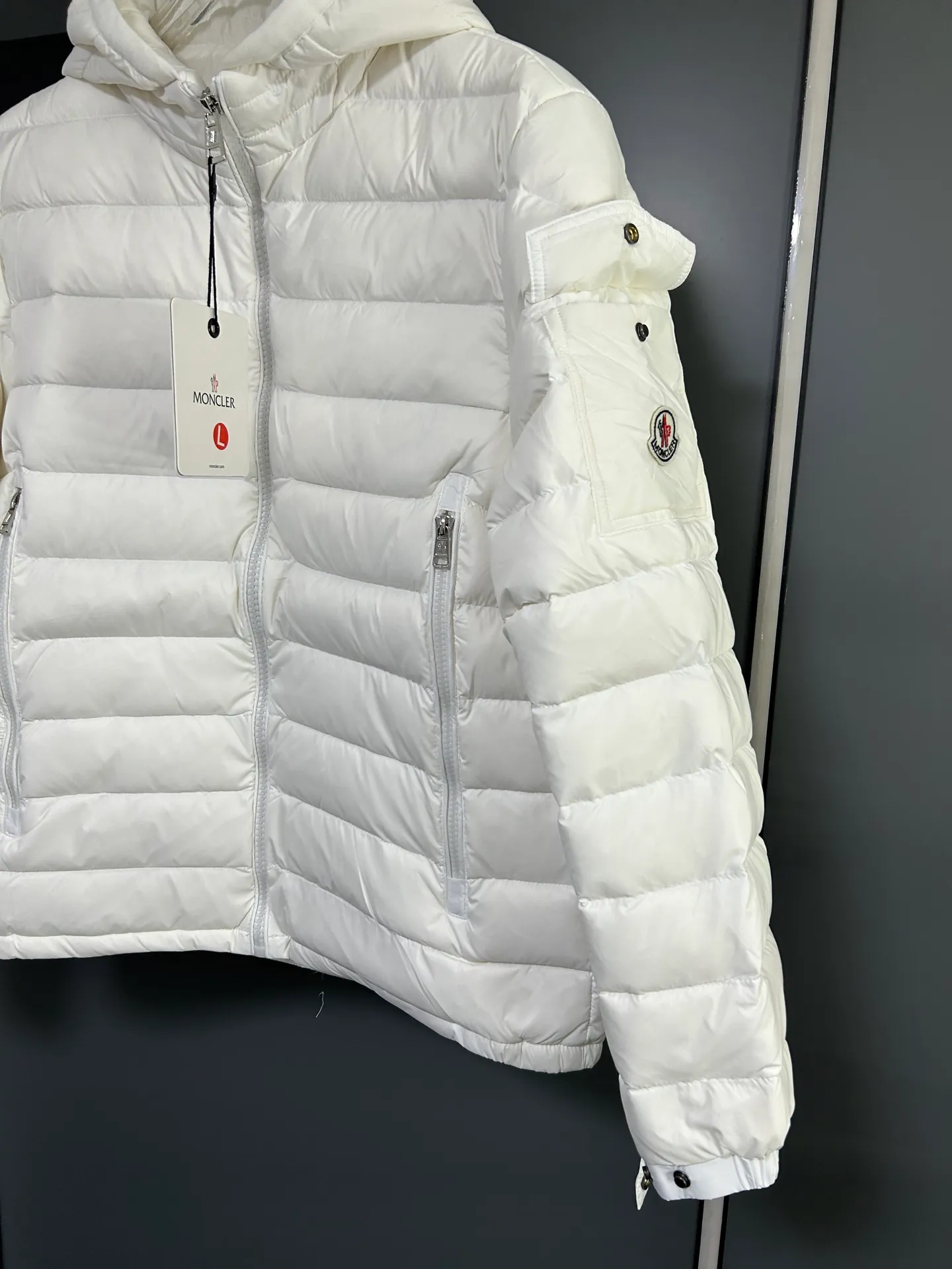 P660 Moncler Avocette solid color hooded zipper outdoor warm rib down jacket 90 down filling 750 fill power Tajima embroidery white duck down short lightweight hooded down jacket jacket small zipper pocket on the chest side for storing things The Thorium AR hooded model is versatile, durable and warm. It can be used as a mid-layer in winter and winter, or worn alone. It can also be easily worn with hard-shell clothing in cold environments.     The fabric has been improved with AratoTM30 nylon fabric with fine texture, which is very warm and wear-resistant. It is also treated with DWR, which can effectively prevent water and moisture.     DownCompositeMapping zone filling technology can reasonably allocate down insulation and synthetic insulation areas. Simple design StormHoodM is made of synthetic insulation materials. Zippered hand pockets, inner zipper pockets. Combination of technology and technology. Lightweight and warm. Three-dimensional tailoring. Hooded design. Complete three-label accessories. What you see is what you get. Same style for men and women. Color: white. Size: M-3XL.