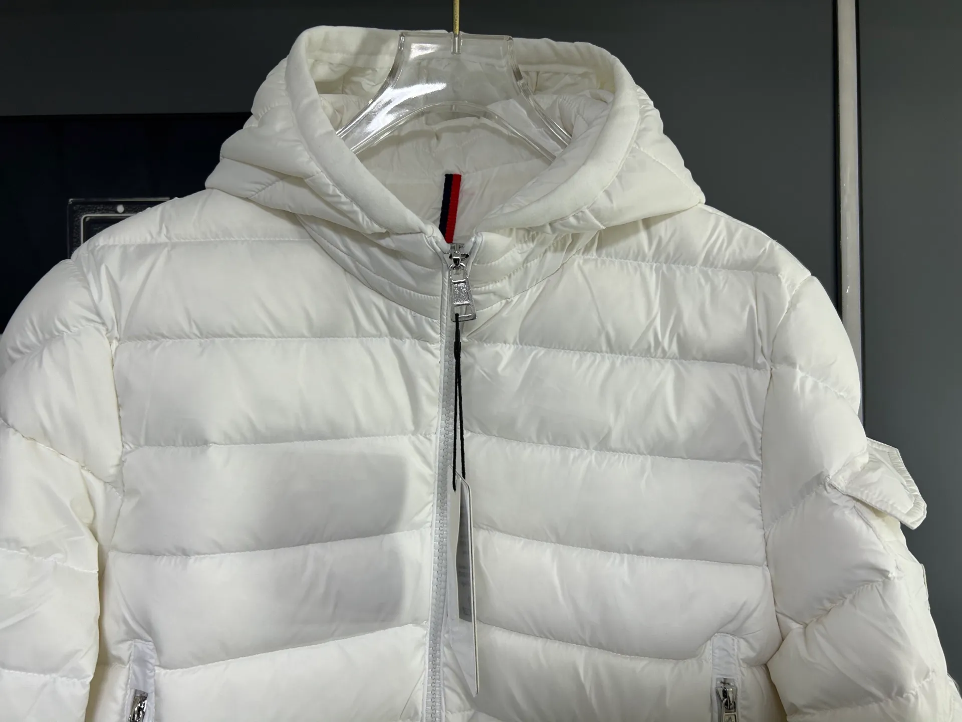 P660 Moncler Avocette solid color hooded zipper outdoor warm rib down jacket 90 down filling 750 fill power Tajima embroidery white duck down short lightweight hooded down jacket jacket small zipper pocket on the chest side for storing things The Thorium AR hooded model is versatile, durable and warm. It can be used as a mid-layer in winter and winter, or worn alone. It can also be easily worn with hard-shell clothing in cold environments.     The fabric has been improved with AratoTM30 nylon fabric with fine texture, which is very warm and wear-resistant. It is also treated with DWR, which can effectively prevent water and moisture.     DownCompositeMapping zone filling technology can reasonably allocate down insulation and synthetic insulation areas. Simple design StormHoodM is made of synthetic insulation materials. Zippered hand pockets, inner zipper pockets. Combination of technology and technology. Lightweight and warm. Three-dimensional tailoring. Hooded design. Complete three-label accessories. What you see is what you get. Same style for men and women. Color: white. Size: M-3XL.