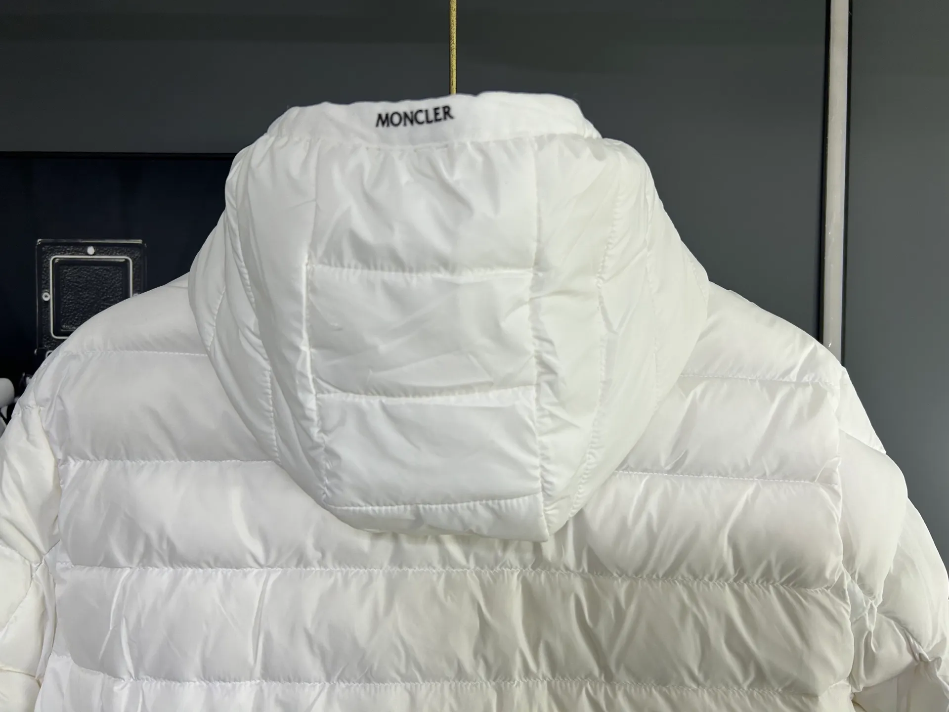 P660 Moncler Avocette solid color hooded zipper outdoor warm rib down jacket 90 down filling 750 fill power Tajima embroidery white duck down short lightweight hooded down jacket jacket small zipper pocket on the chest side for storing things The Thorium AR hooded model is versatile, durable and warm. It can be used as a mid-layer in winter and winter, or worn alone. It can also be easily worn with hard-shell clothing in cold environments.     The fabric has been improved with AratoTM30 nylon fabric with fine texture, which is very warm and wear-resistant. It is also treated with DWR, which can effectively prevent water and moisture.     DownCompositeMapping zone filling technology can reasonably allocate down insulation and synthetic insulation areas. Simple design StormHoodM is made of synthetic insulation materials. Zippered hand pockets, inner zipper pockets. Combination of technology and technology. Lightweight and warm. Three-dimensional tailoring. Hooded design. Complete three-label accessories. What you see is what you get. Same style for men and women. Color: white. Size: M-3XL.