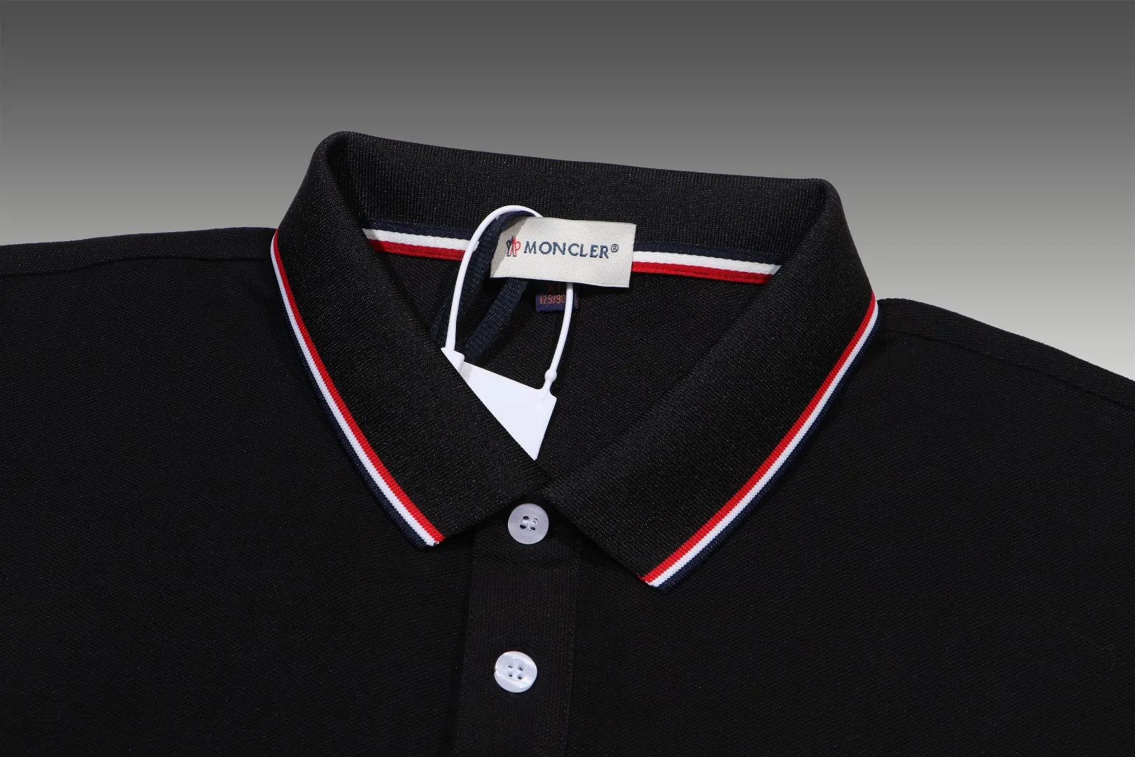 P190 Complete with three standards] MONCLER~ MONCLER 2024 summer new high-quality lapel short-sleeved POLO shirt, counter-customized fabric, high breathability and comfort, impeccable details, brand element design concept, reflecting high quality. It feels delicate and soft! It presents a casual cut and the upper body shape is great! The chest is filled with three-dimensional embroidery of the brand LOGO to highlight quality and luxury. Color: black/white Size: M~3XL