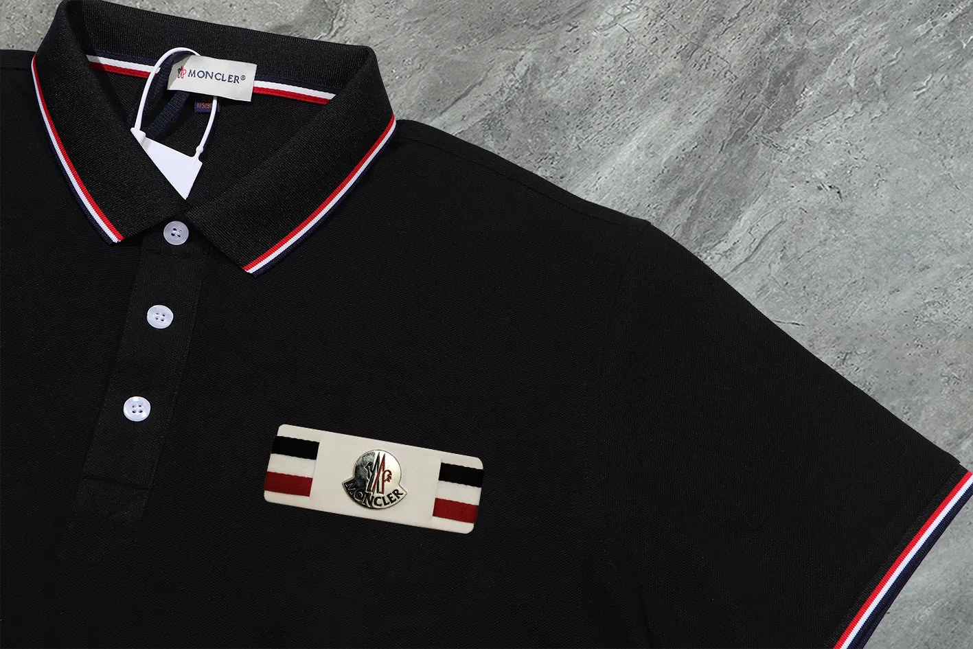P190 Complete with three standards] MONCLER~ MONCLER 2024 summer new high-quality lapel short-sleeved POLO shirt, counter-customized fabric, high breathability and comfort, impeccable details, brand element design concept, reflecting high quality. It feels delicate and soft! It presents a casual cut and the upper body shape is great! The chest is filled with three-dimensional embroidery of the brand LOGO to highlight quality and luxury. Color: black/white Size: M~3XL