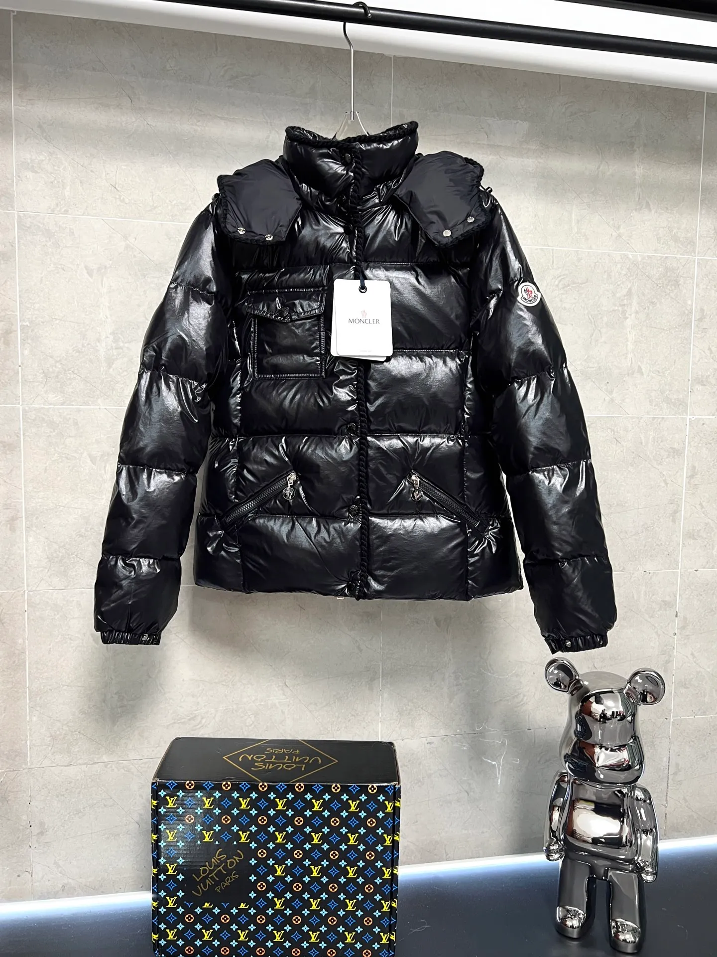 P900 Moncler Mouth GLAREINS Small Waist Hooded Floral Trimmed Small Waist Small Pocket Down Jacket The upgraded version of the small waist UP!! It is still a super slim waist style, with no-wash imitation wax leather fabric, and the brim collar and placket are matched with the same color twist braid design, which is full of elegance and suitable for various exquisite styles. A full set of hardware accessories, customized color matching snap buttons and sliders, 90 velvet filling. White Moonlight among the hottest items! Color: Black White Blue Red Size: 0123