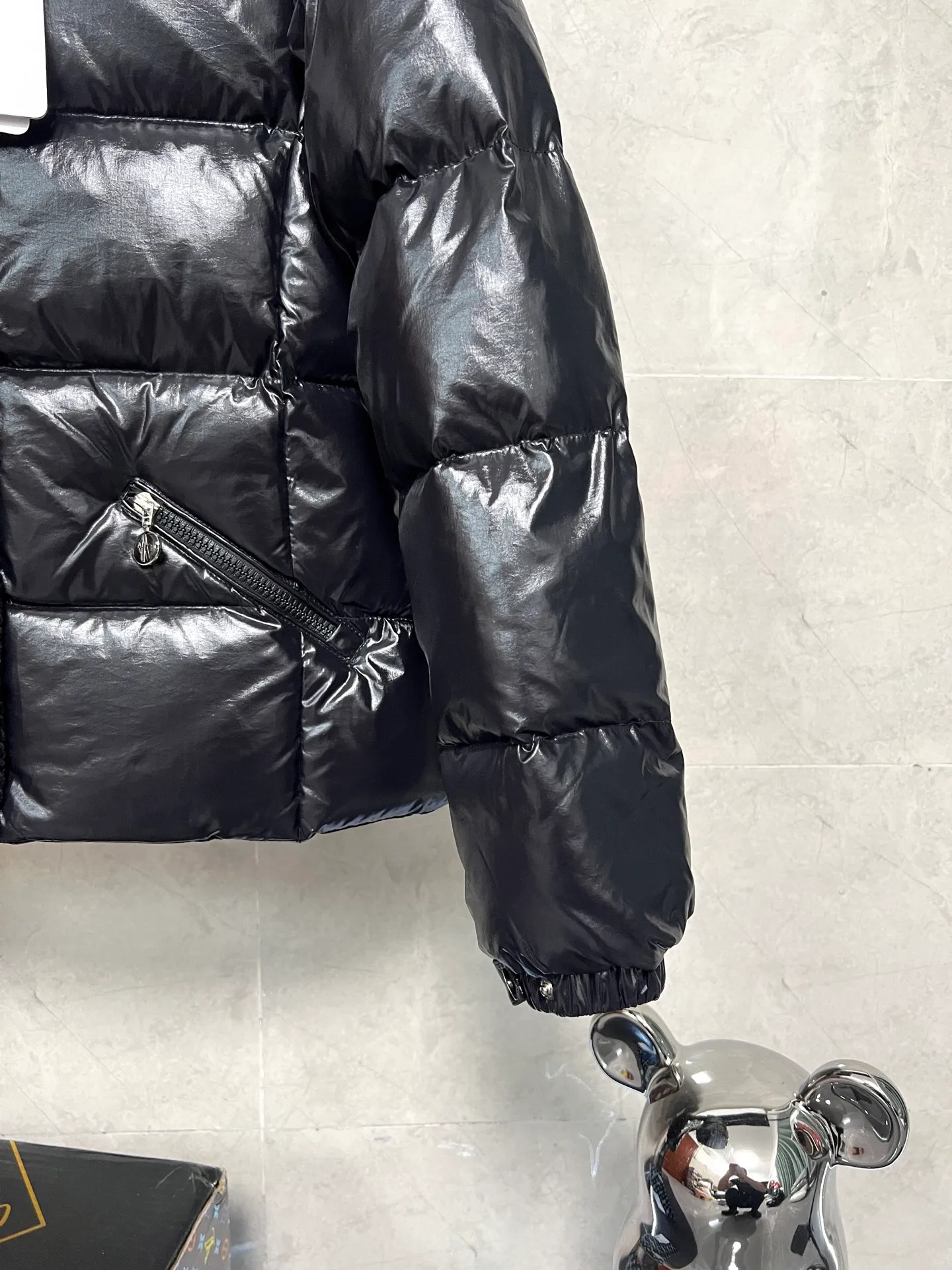 P900 Moncler Mouth GLAREINS Small Waist Hooded Floral Trimmed Small Waist Small Pocket Down Jacket The upgraded version of the small waist UP!! It is still a super slim waist style, with no-wash imitation wax leather fabric, and the brim collar and placket are matched with the same color twist braid design, which is full of elegance and suitable for various exquisite styles. A full set of hardware accessories, customized color matching snap buttons and sliders, 90 velvet filling. White Moonlight among the hottest items! Color: Black White Blue Red Size: 0123