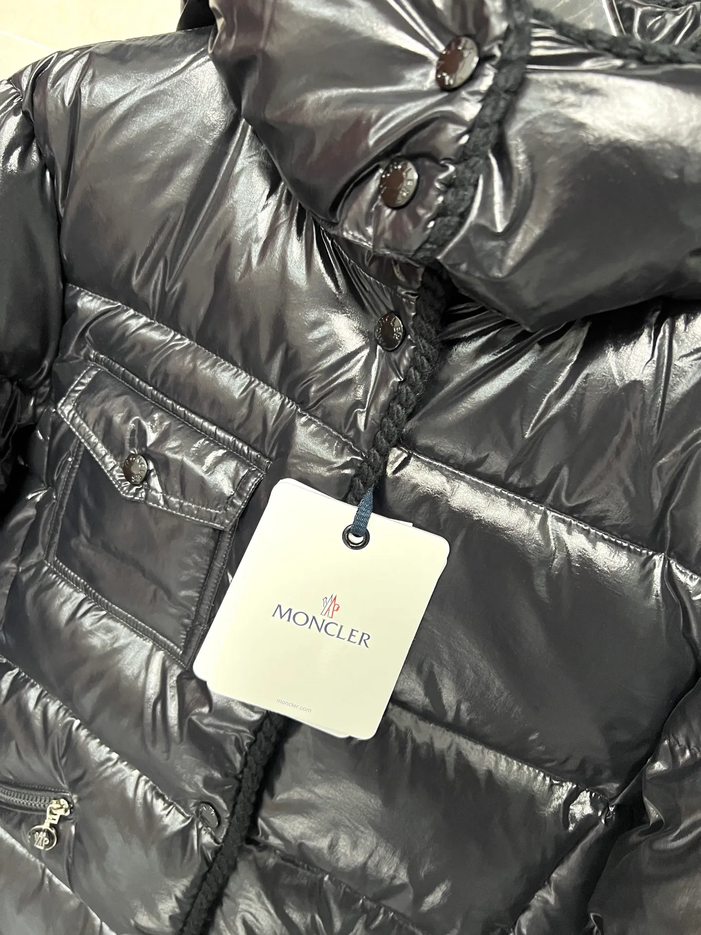 P900 Moncler Mouth GLAREINS Small Waist Hooded Floral Trimmed Small Waist Small Pocket Down Jacket The upgraded version of the small waist UP!! It is still a super slim waist style, with no-wash imitation wax leather fabric, and the brim collar and placket are matched with the same color twist braid design, which is full of elegance and suitable for various exquisite styles. A full set of hardware accessories, customized color matching snap buttons and sliders, 90 velvet filling. White Moonlight among the hottest items! Color: Black White Blue Red Size: 0123