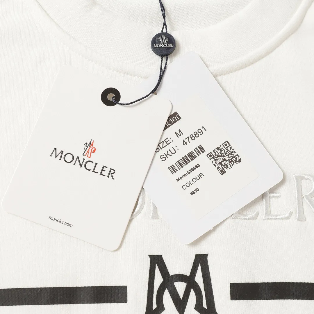 P210 Style No.: 854 〈MONCLER〉The price of the embroidered printed round neck sweatshirt with a hood is actually quite advantageous. Those who have been to the counters should know that the price of the hooded sweatshirt is not much cheaper than that of Gucci Burberry. It is just relatively low-key and unwilling to hype. It is a picture that you want to buy or not. The aloof existence... ✅460 grams of 100% pure cotton wool fabric OS version is too large ✅Combined with the original high weight double yarn thread ✅Correct three-needle and five-thread craftsmanship Chain edge Color: Black White Size S M L