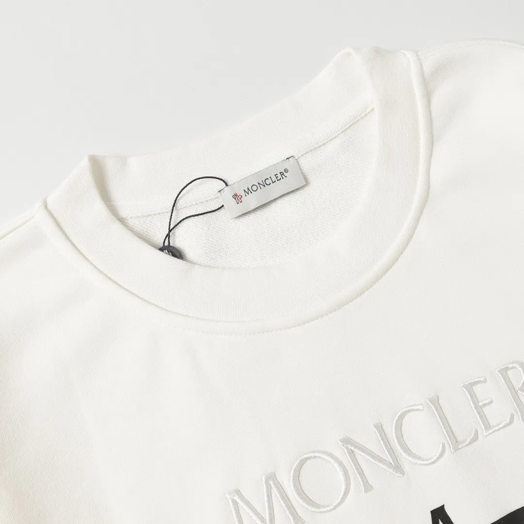P210 Style No.: 854 〈MONCLER〉The price of the embroidered printed round neck sweatshirt with a hood is actually quite advantageous. Those who have been to the counters should know that the price of the hooded sweatshirt is not much cheaper than that of Gucci Burberry. It is just relatively low-key and unwilling to hype. It is a picture that you want to buy or not. The aloof existence... ✅460 grams of 100% pure cotton wool fabric OS version is too large ✅Combined with the original high weight double yarn thread ✅Correct three-needle and five-thread craftsmanship Chain edge Color: Black White Size S M L